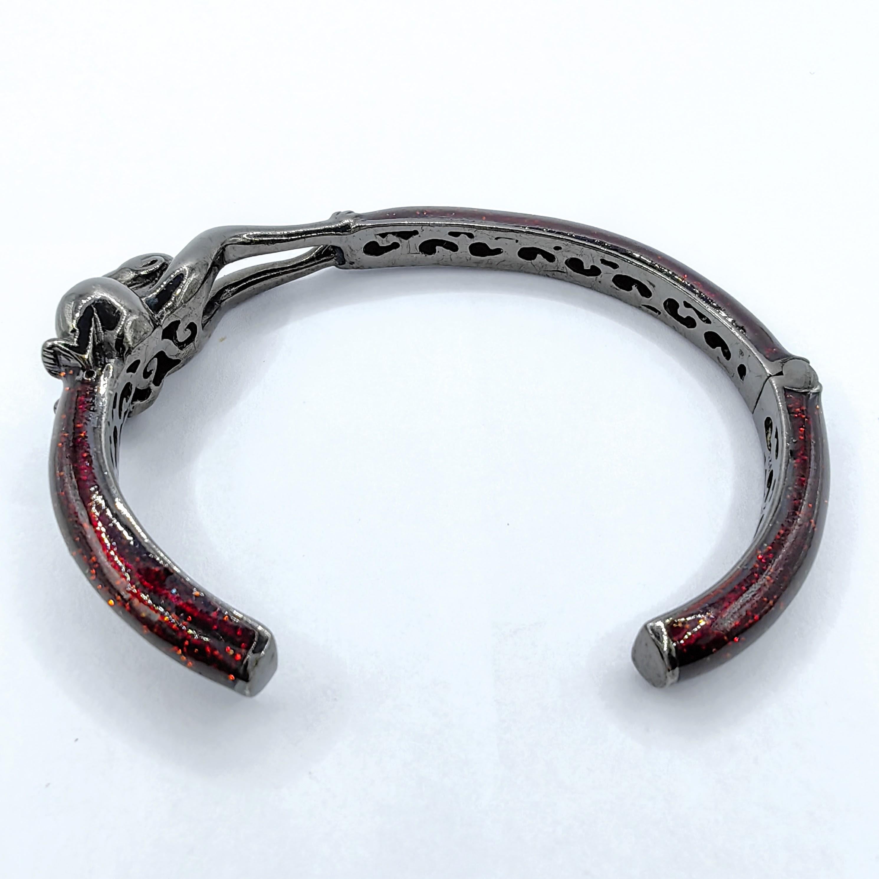 Verspielter Affen auf glitzernder dunkelroter Emaille Manschettenarmband aus Sterlingsilber im Zustand „Neu“ in Wan Chai District, HK