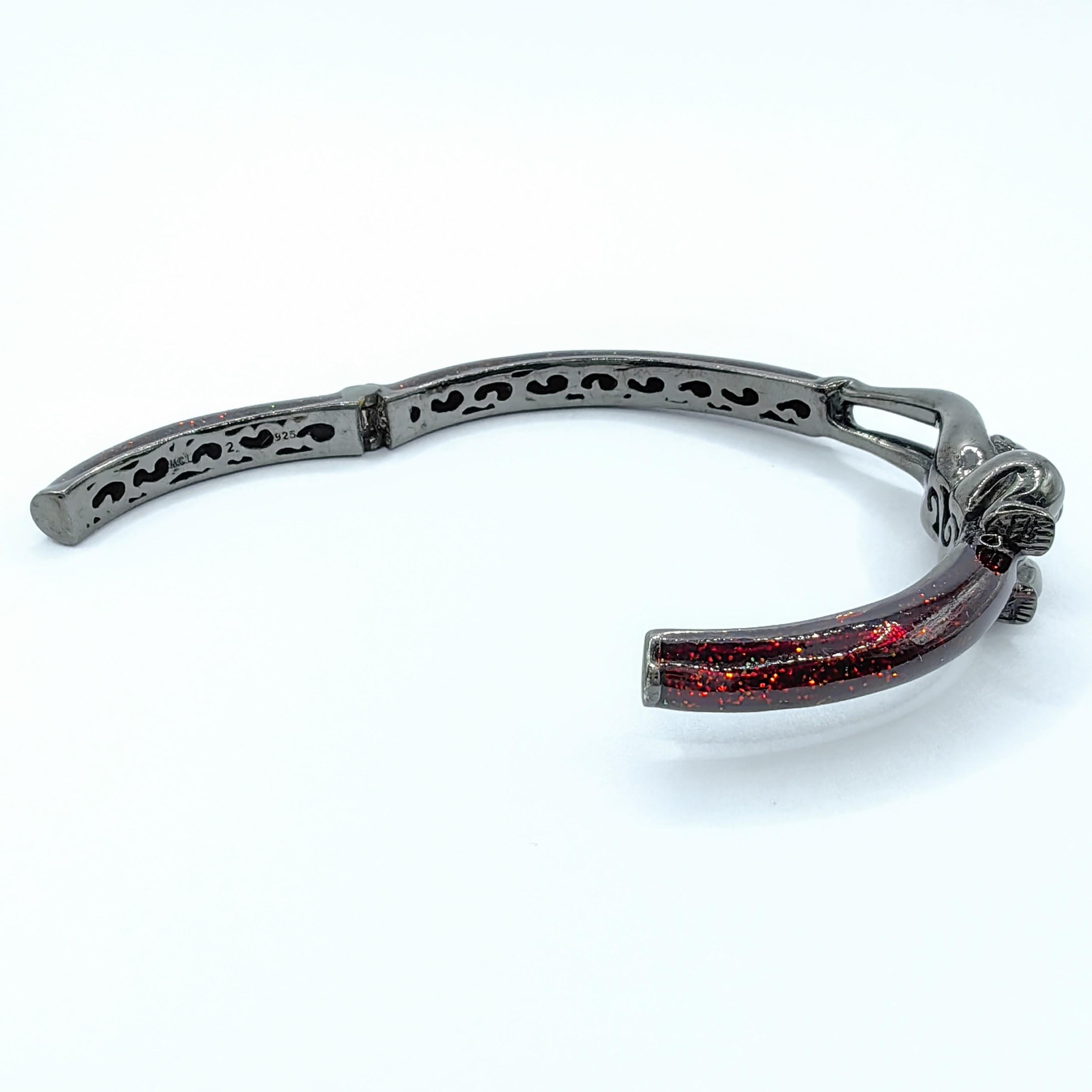 Verspielter Affen auf glitzernder dunkelroter Emaille Manschettenarmband aus Sterlingsilber 1