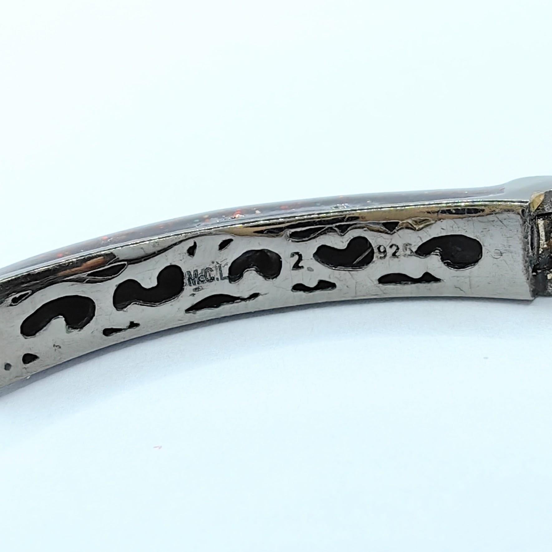 Verspielter Affen auf glitzernder dunkelroter Emaille Manschettenarmband aus Sterlingsilber 2