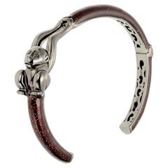 Scimmia giocosa su bracciale con smalto rosso scuro glitterato in A. Silver