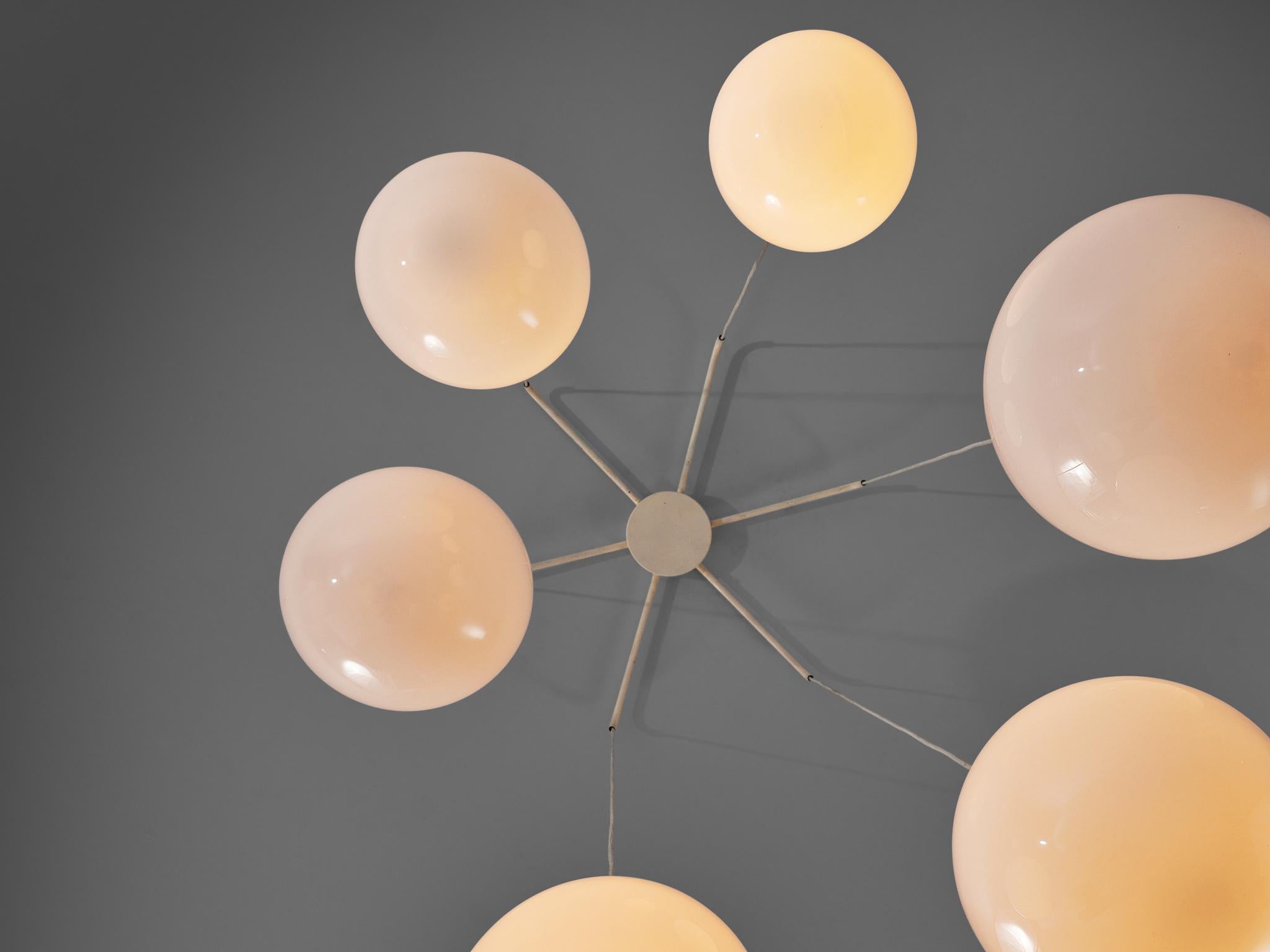 Milieu du XXe siècle Pendentif ludique avec six sphères en verre opalin en vente