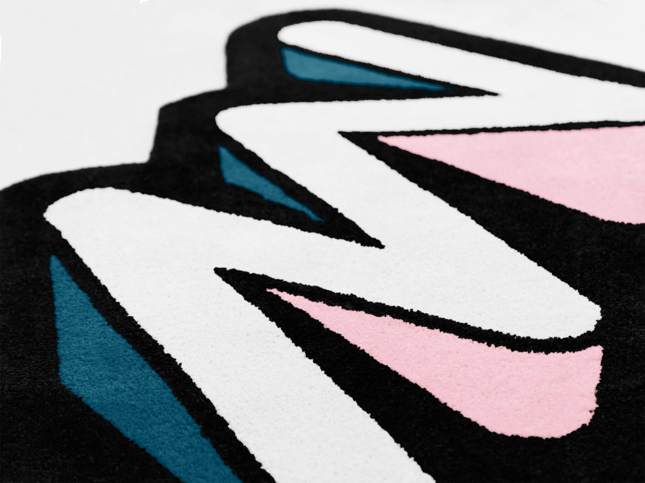Inspiriert von Graffiti, ist diese Teppichkollektion mit einfachen und klar definierten Merkmalen, ausdrucksstarken Linien und Details gestaltet, die Licht, Schatten und Tiefe suggerieren.
Die Herstellungstechnik ist das Tufting: Auf einem