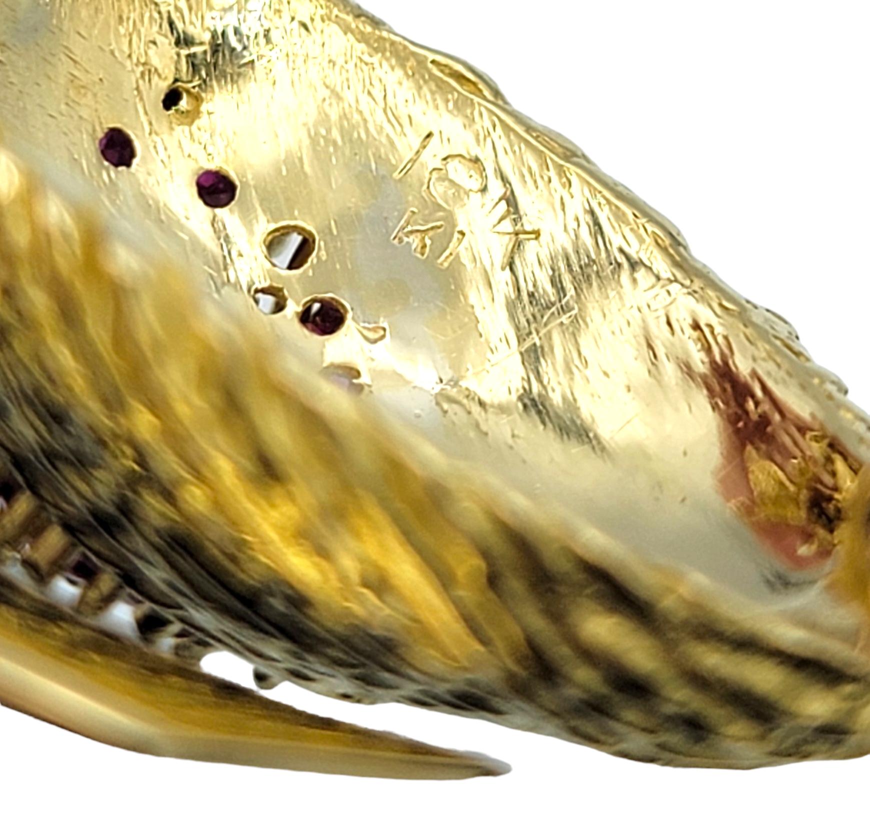 Broche pirate ludique en or jaune 18 carats avec rubis, saphirs et diamants en vente 1