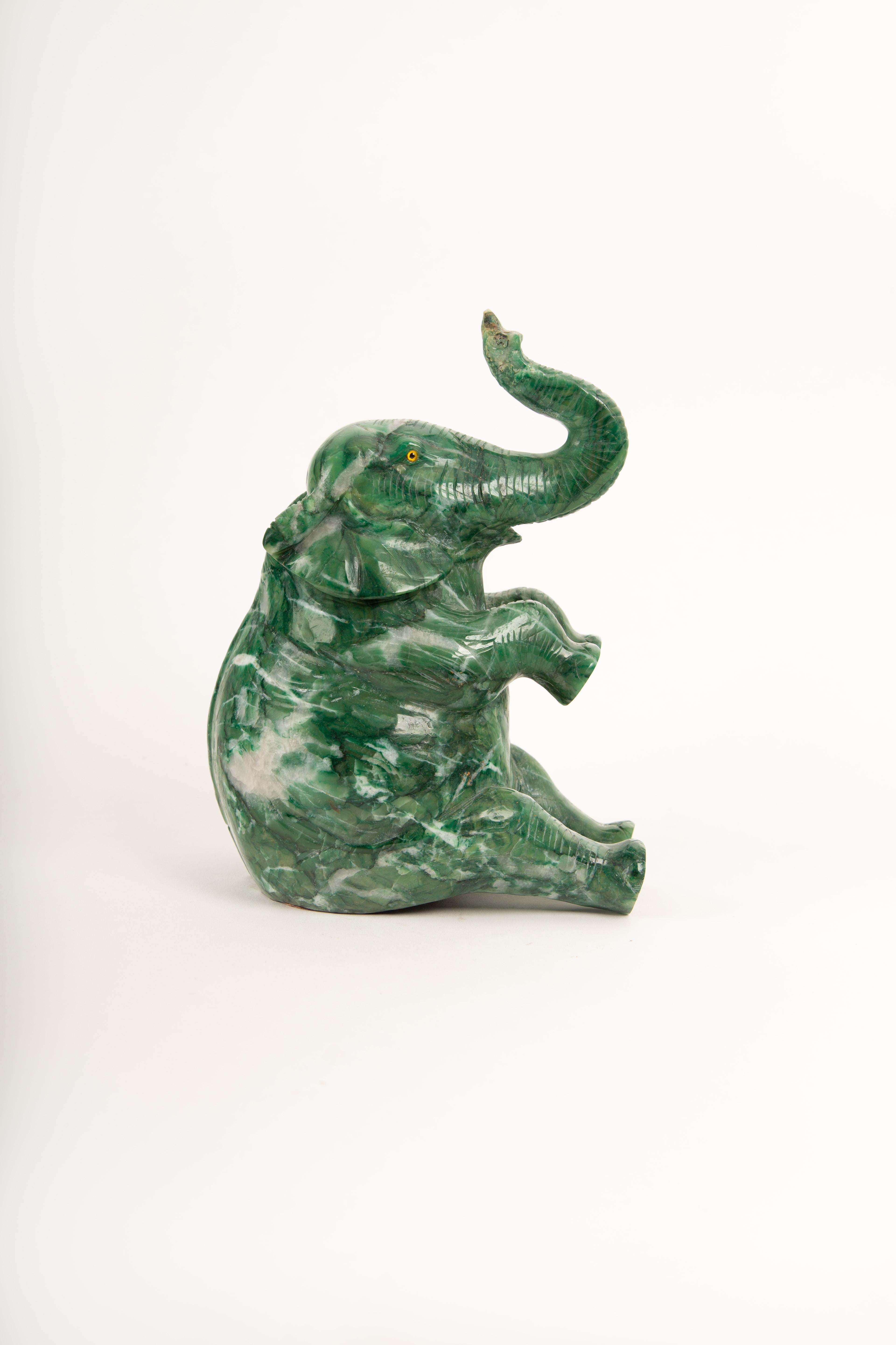 Prospérité ludique : Eléphant en agate mousse sculptée avec yeux incrustés, 7.75 