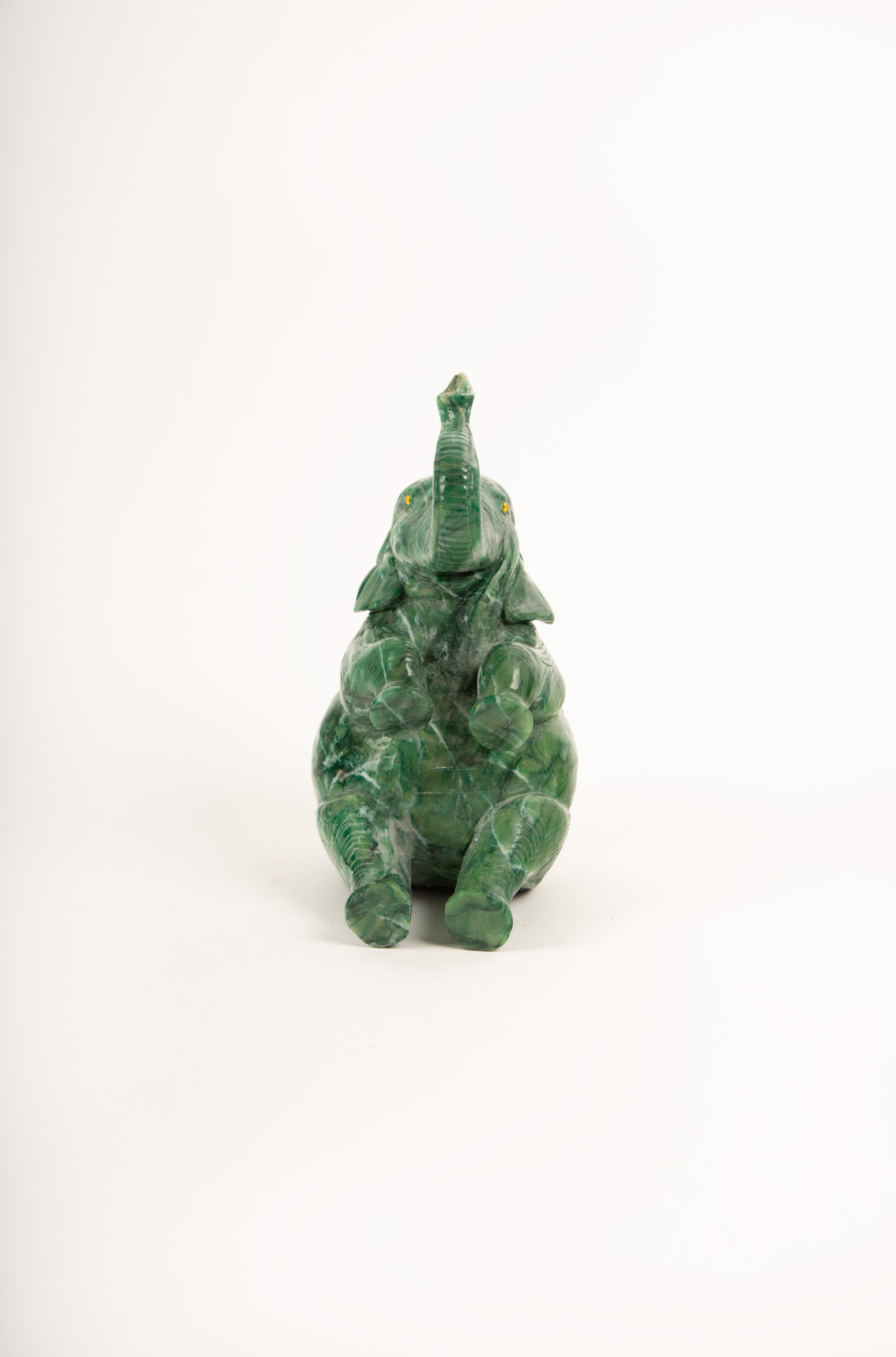 XXIe siècle et contemporain Prospérité ludique : Eléphant en agate mousse sculptée avec yeux incrustés, 7.75 