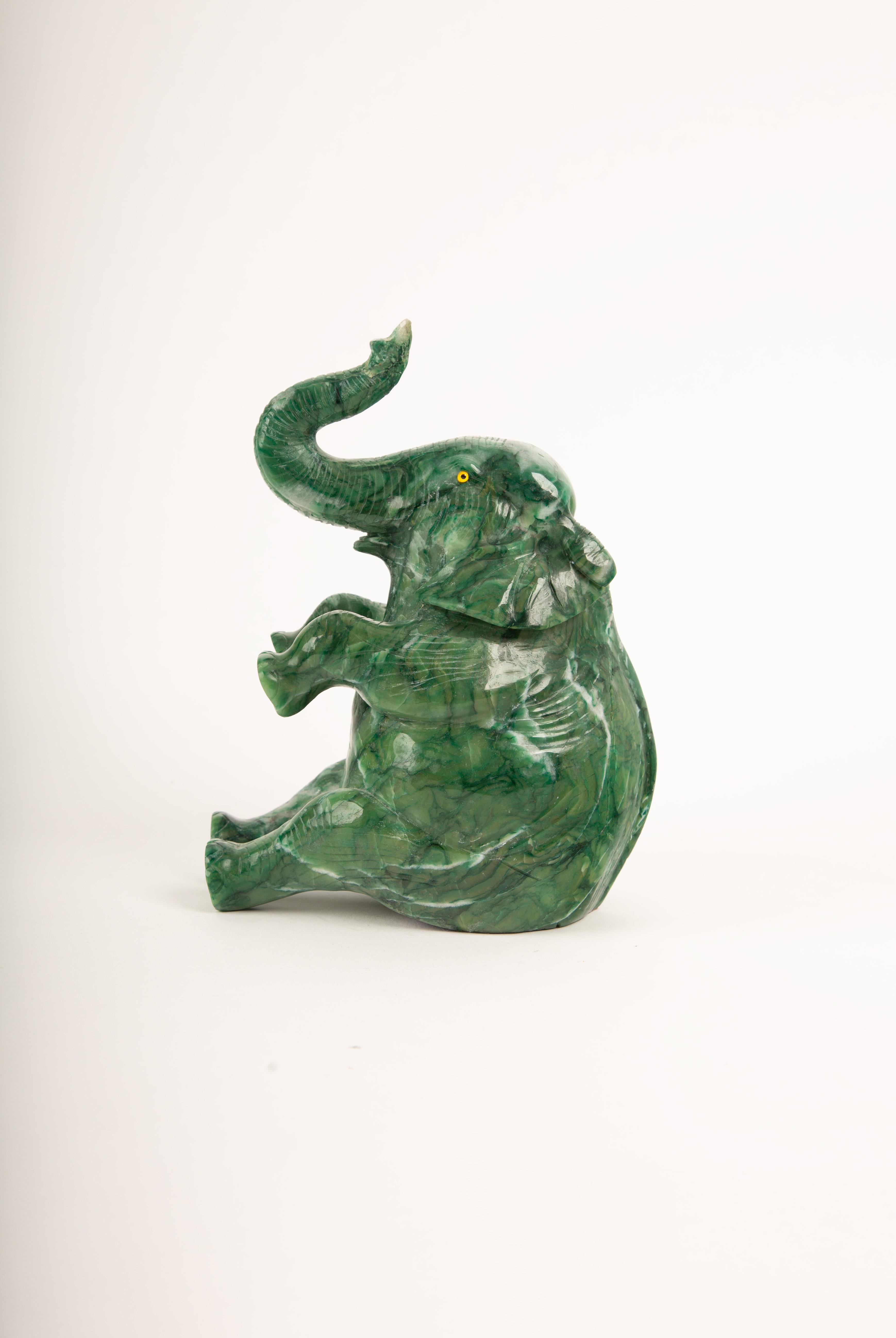 Agate Prospérité ludique : Eléphant en agate mousse sculptée avec yeux incrustés, 7.75 