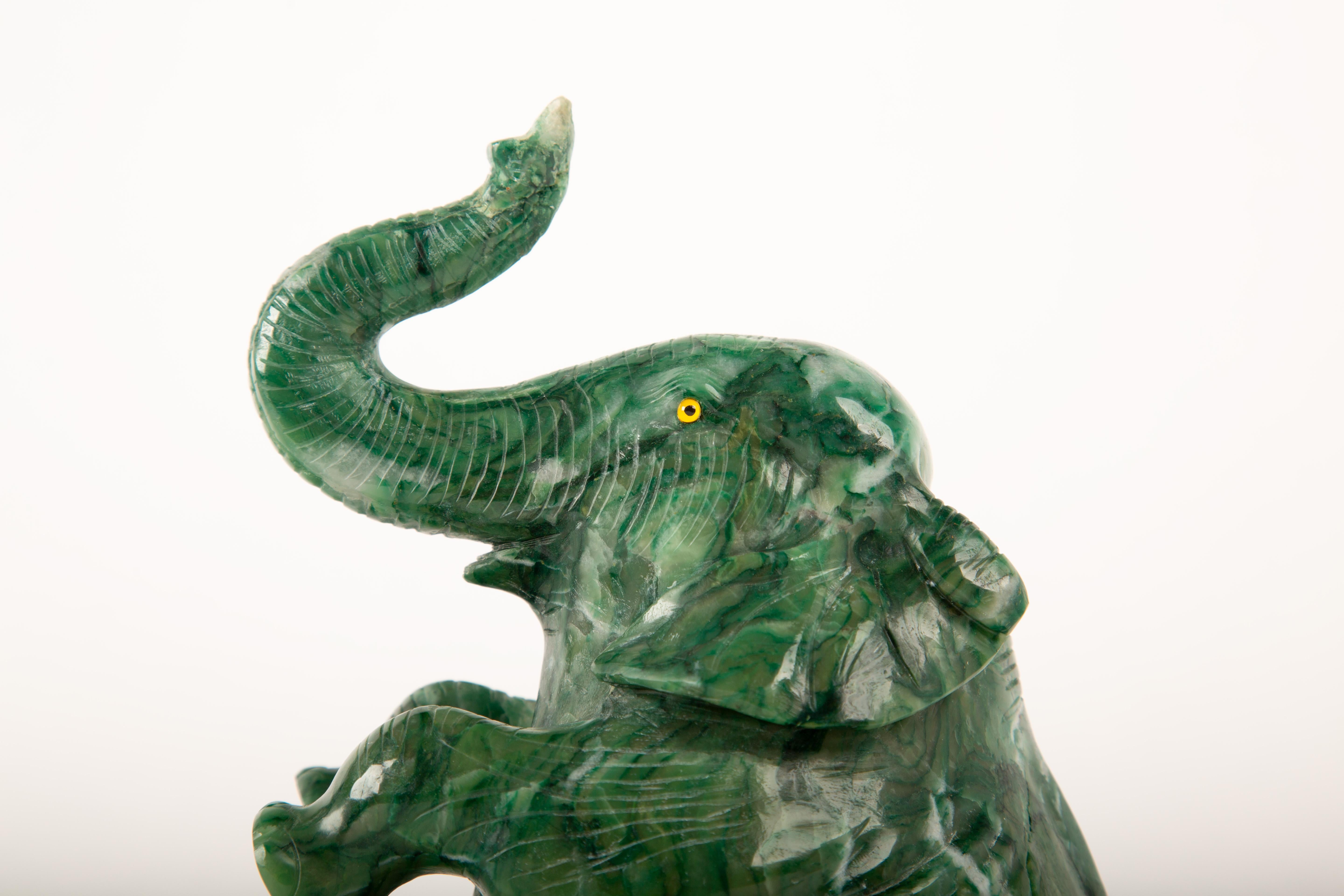 Prospérité ludique : Eléphant en agate mousse sculptée avec yeux incrustés, 7.75 