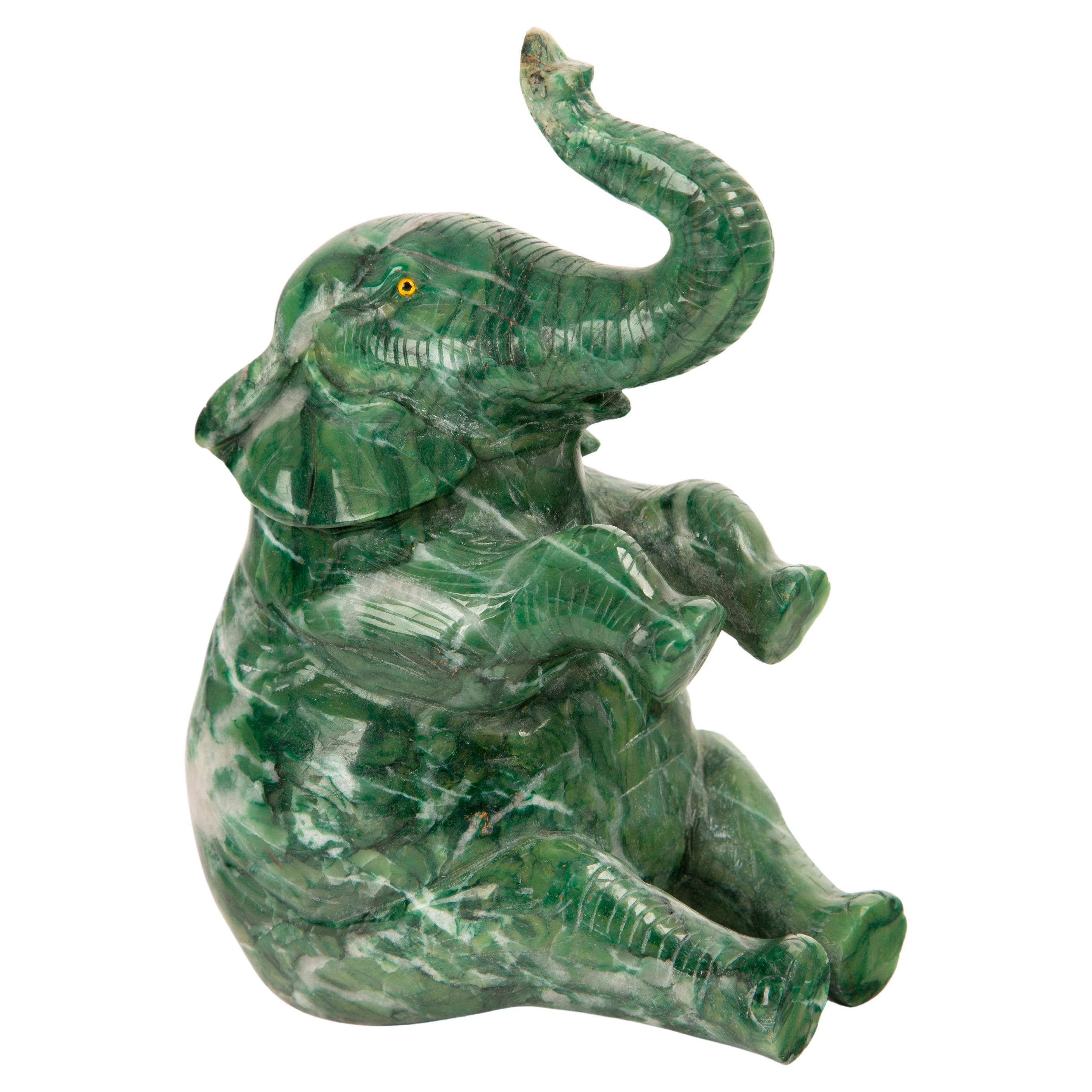 Prosperità giocosa: Elefante di agata muschiata intagliato con occhi incastonati, H. H. 7,75