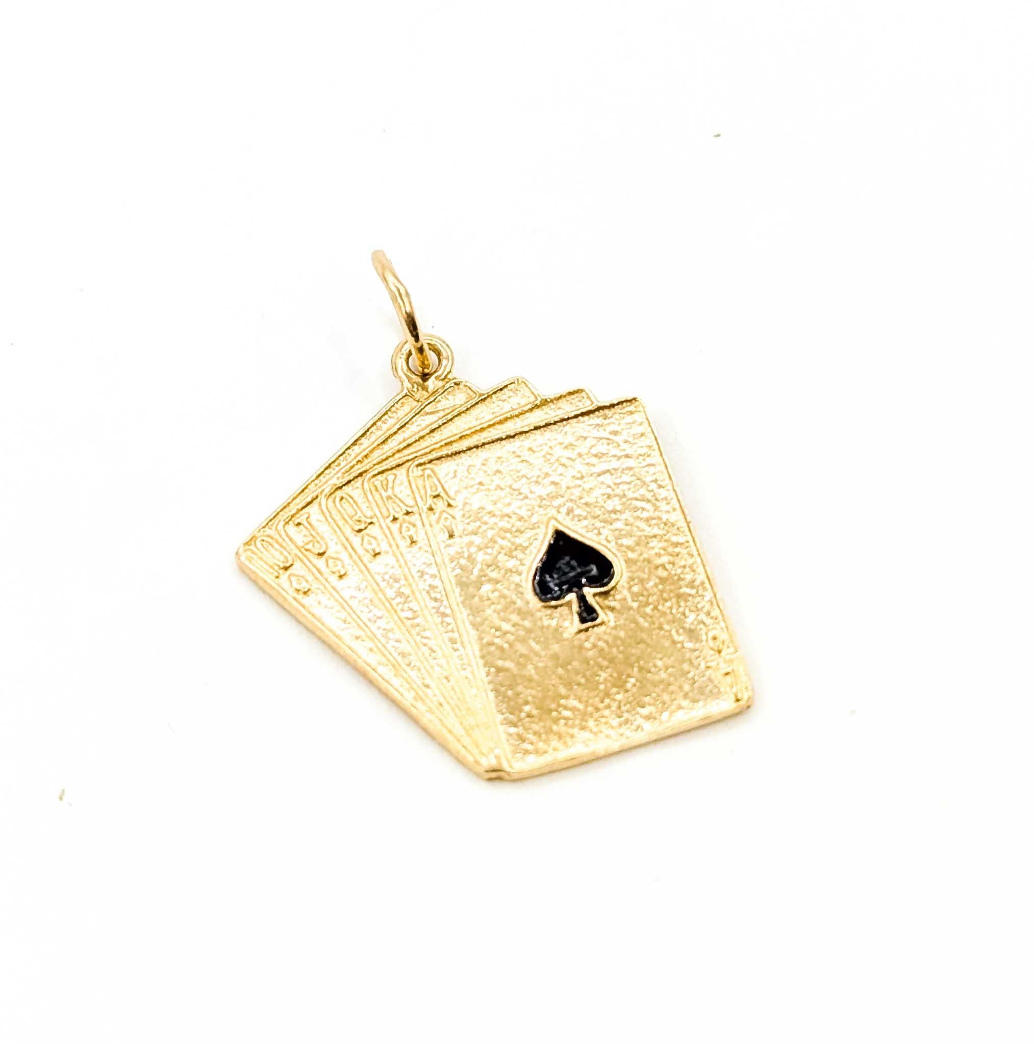 Ce pendentif amusant et saisissant est réalisé en or jaune 14k, conçu en forme de flush royal en éventail à la pelle. Mesurant 1 pouce sur 0,8 pouce et pesant 3,09 grammes, le pendentif présente cinq cartes détaillées, avec un pique en émail noir