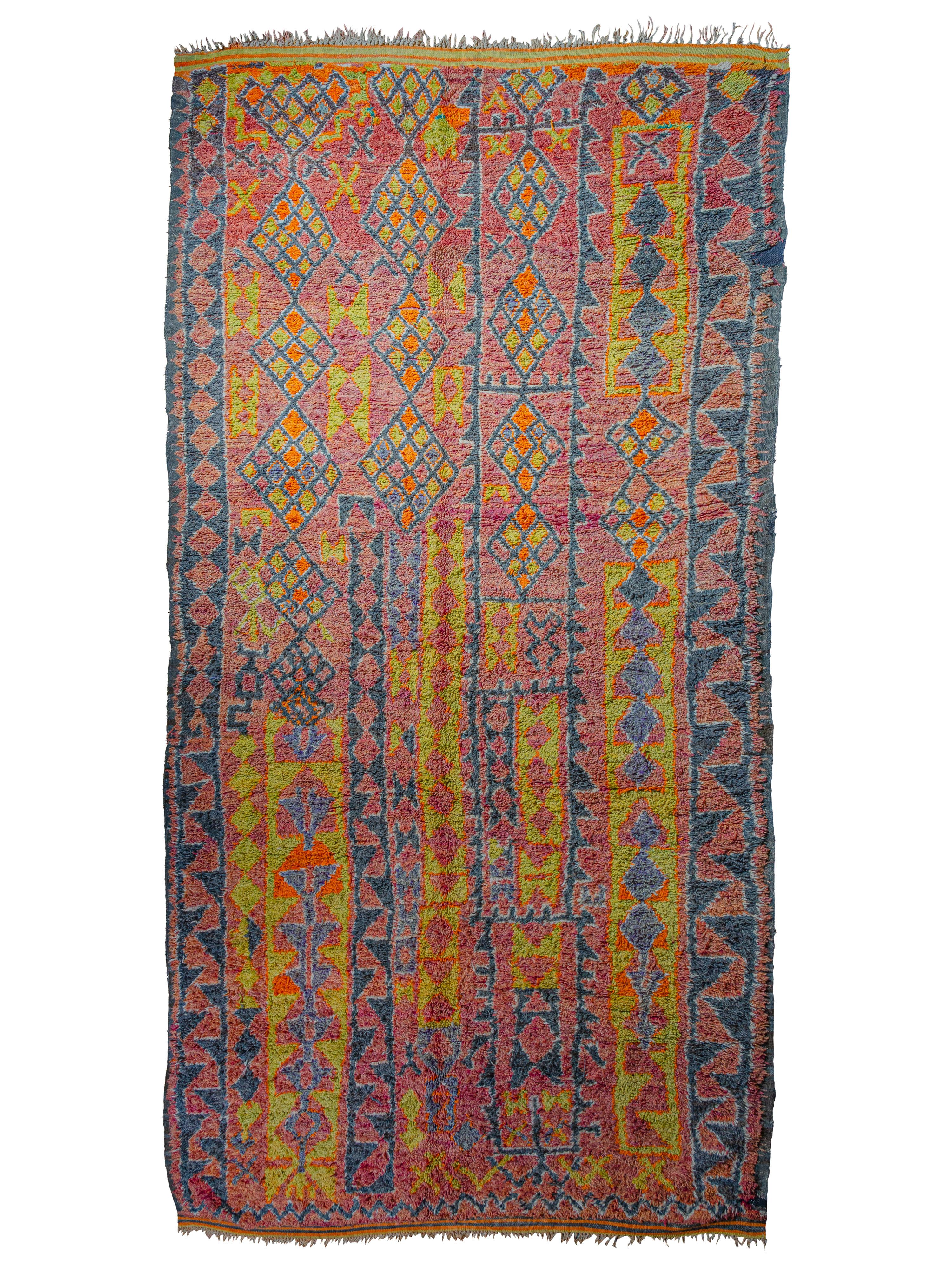 Annodato a mano Un giocoso tappeto berbero d'epoca di Aït bou Ichaouen curato da Breuckelen Berber in vendita
