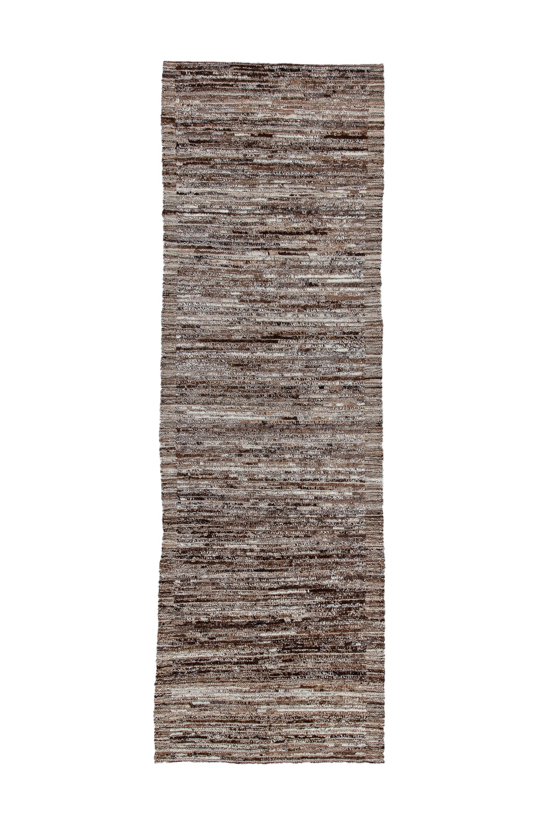 Nom d'origine turque désignant les tapis fabriqués par les villageois pour un usage domestique, souvent de petite taille, en raison des restrictions de taille des métiers à tisser à l'intérieur des maisons. Ils sont tissés sous forme de tapis épais
