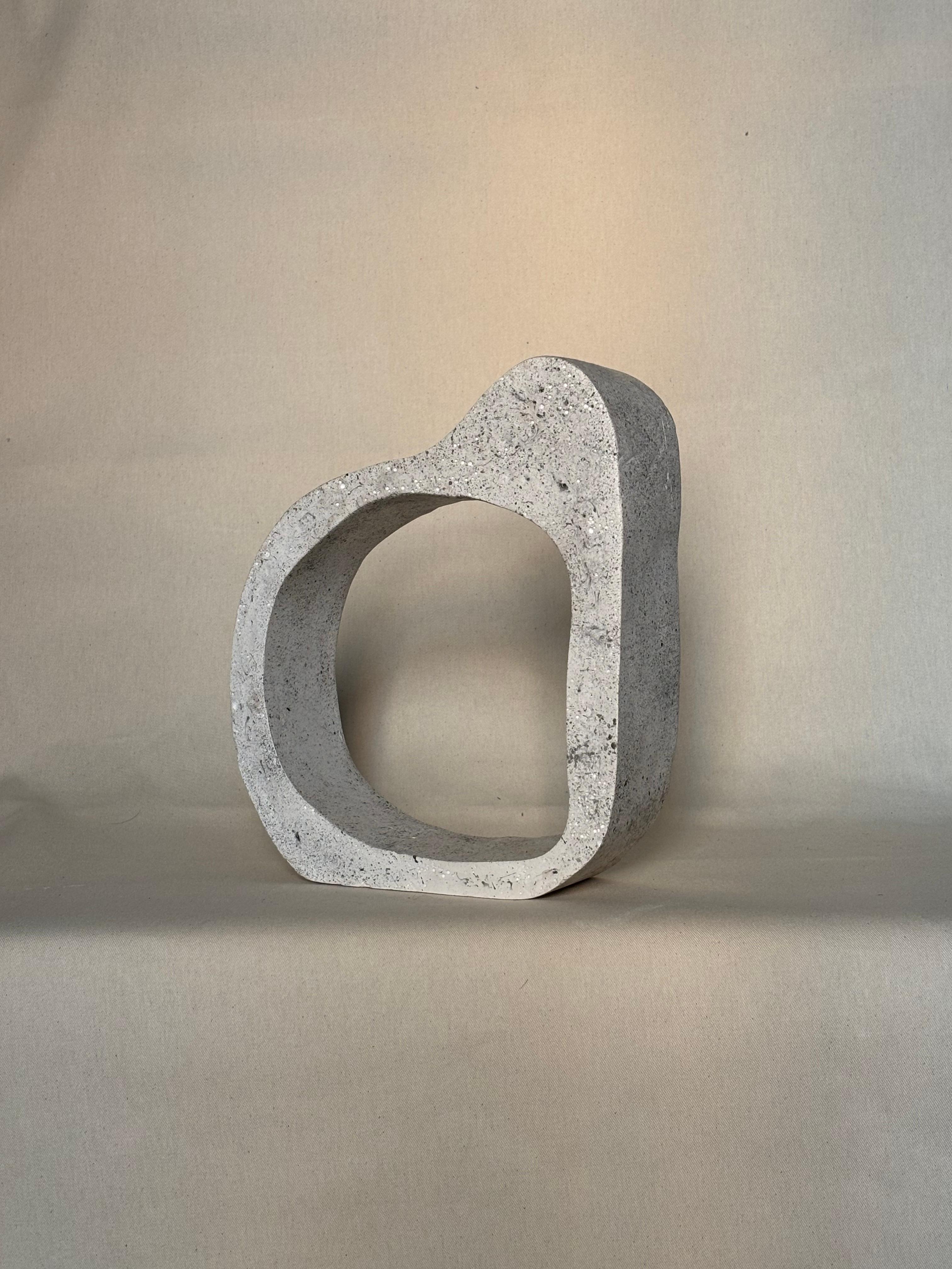 Vaso grigio Playground di Erica Zanella
Dimensioni: D 7 x L 25 x H 30 cm. 
Materiali: Gesso.

Le linee morbide di Playground evocano un senso di dolcezza. La semplicità della sua forma morbida è evidenziata da un'ampia apertura centrale arrotondata