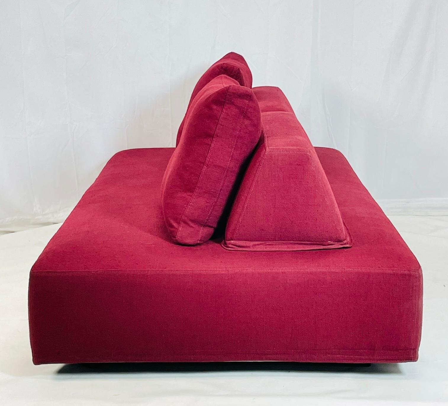 Magnifique canapé conçu et fabriqué au Danemark par Eilersen Furniture.

Le canapé est doté d'un revêtement amovible et de dossiers et coussins réglables qui peuvent être déplacés en fonction de vos besoins et de votre esthétique.

Le canapé