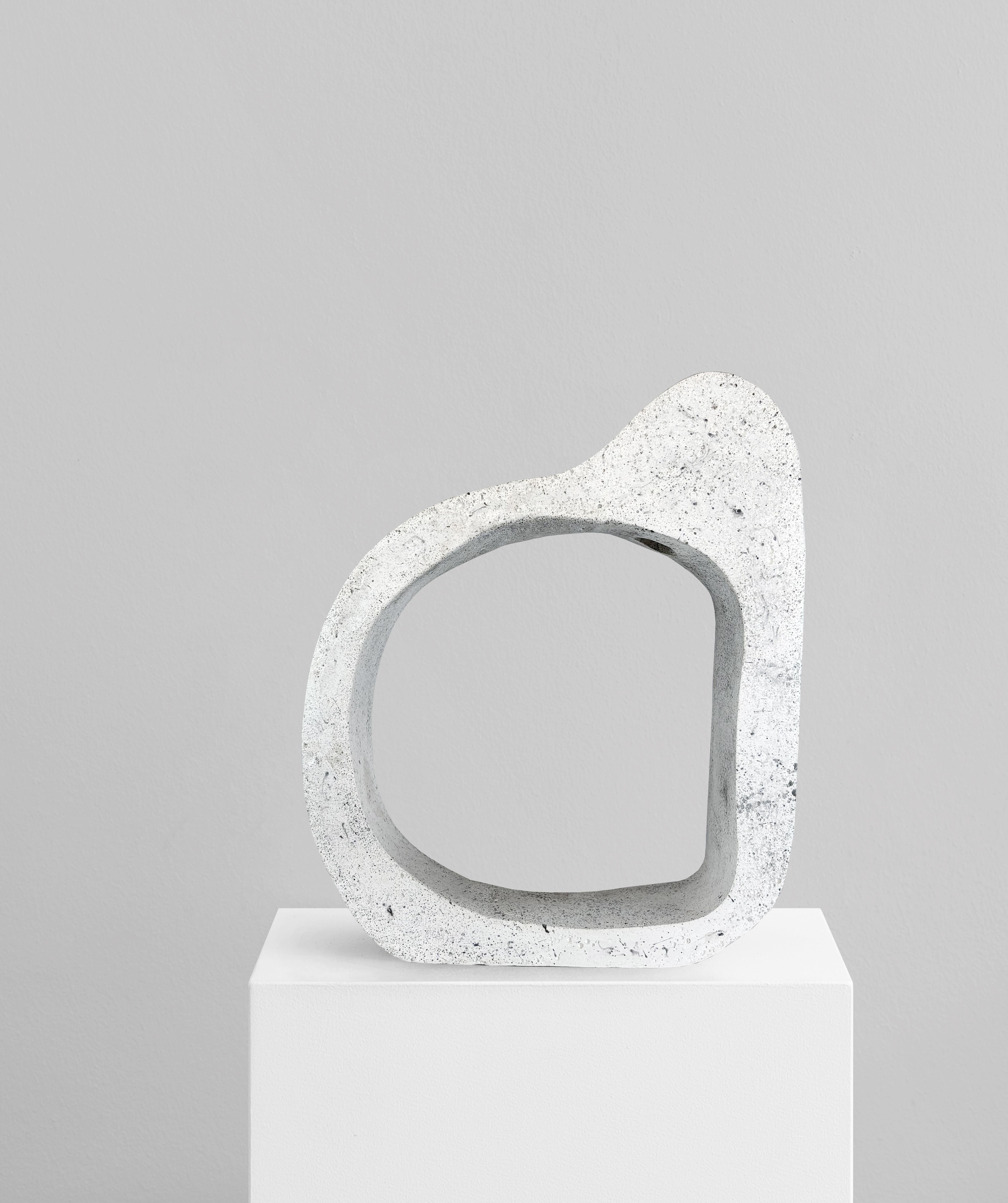 Vaso Playground White di Erica Zanella
Dimensioni: D 7 x L 25 x H 30 cm. 
Materiali: Gesso.

Le linee morbide di Playground evocano un senso di dolcezza. La semplicità della sua forma morbida è evidenziata da un'ampia apertura centrale arrotondata