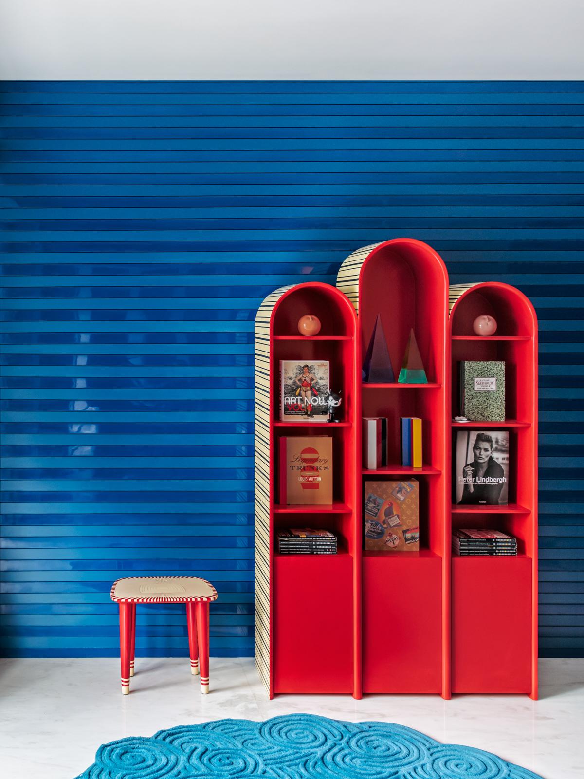 L'armoire vitrine modulaire Playhouse de Matteo Can est une armoire modulaire qui peut être utilisée individuellement ou être regroupée sous forme d'armoires personnalisées. Les modules peuvent être avec ou sans portes.

L'artisanat indien est aussi