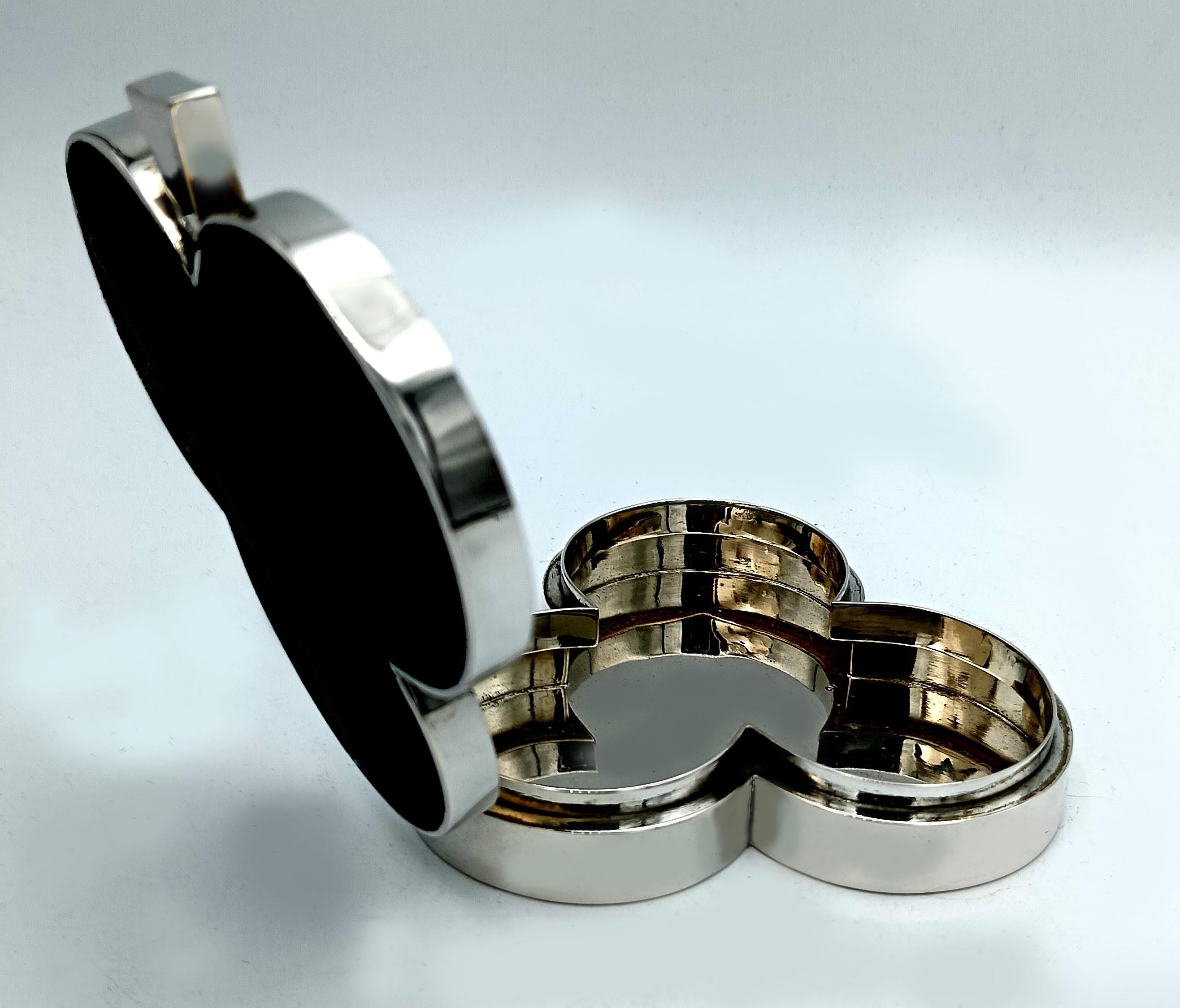 Set di 4 scatole a forma di semi di carte da gioco in argento 925/1000 con smalti a fuoco in stile Art Deco, inizio 1900. Peso totale 793 g. Disegnato da Renato Salimbeni nel 1951 ispirandosi ai precedenti prodotti dell'azienda Salimbeni e