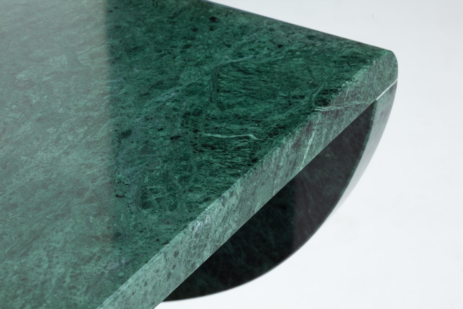 Bauhaus Table d'appoint DOOQ en blanc, Nero Marquina, Guat vert. Jeux en marbre et en laiton en vente