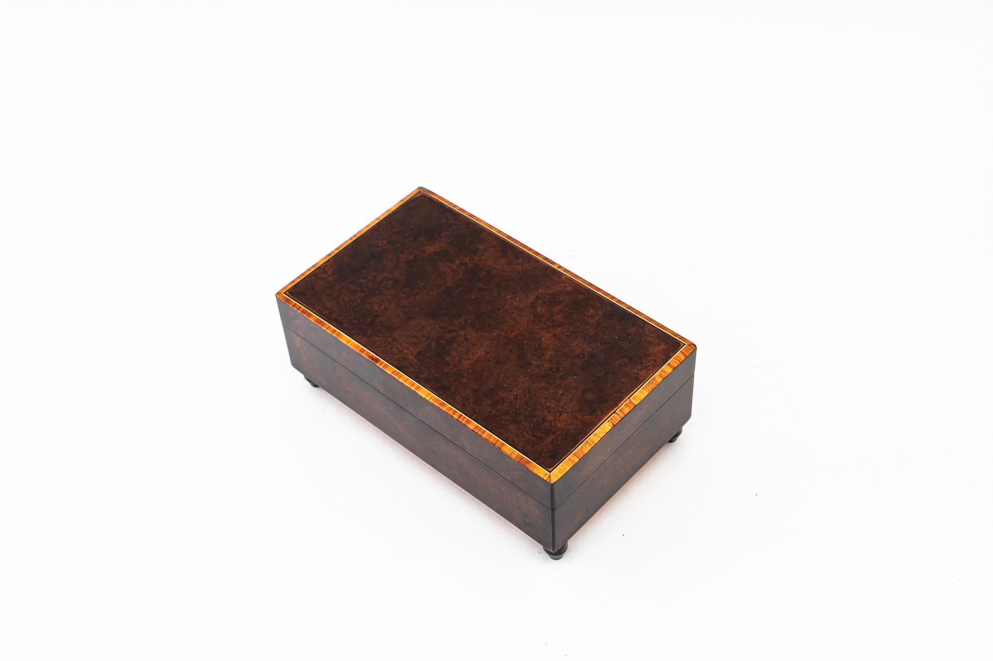 Playing music maple cigarettes box vienna around 1950s In Good Condition For Sale In Wien, AT