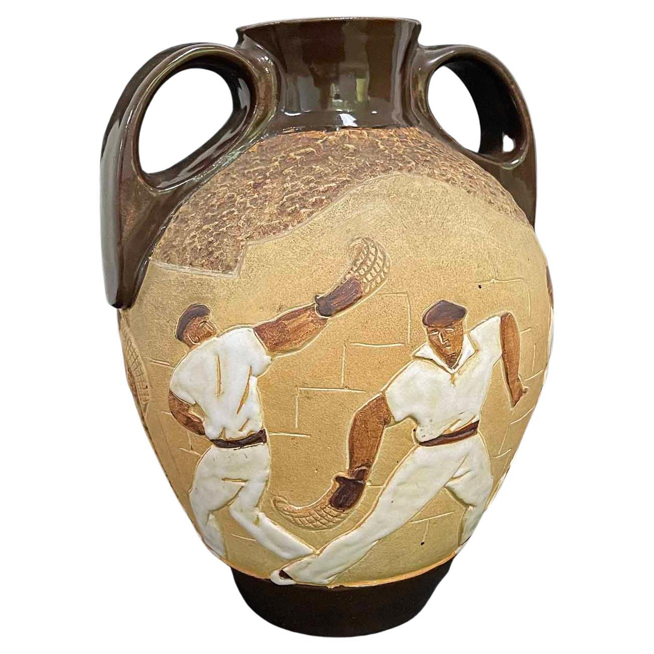 „Playing Pelota in der Baskenregion“, außergewöhnliche Art-Déco-Vase von Ciboure