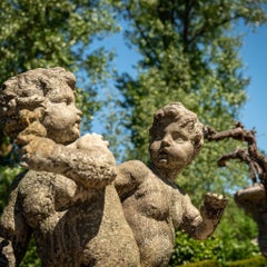 Niños angelitos jugando, fundición en piedra, probablemente de finales del siglo XX