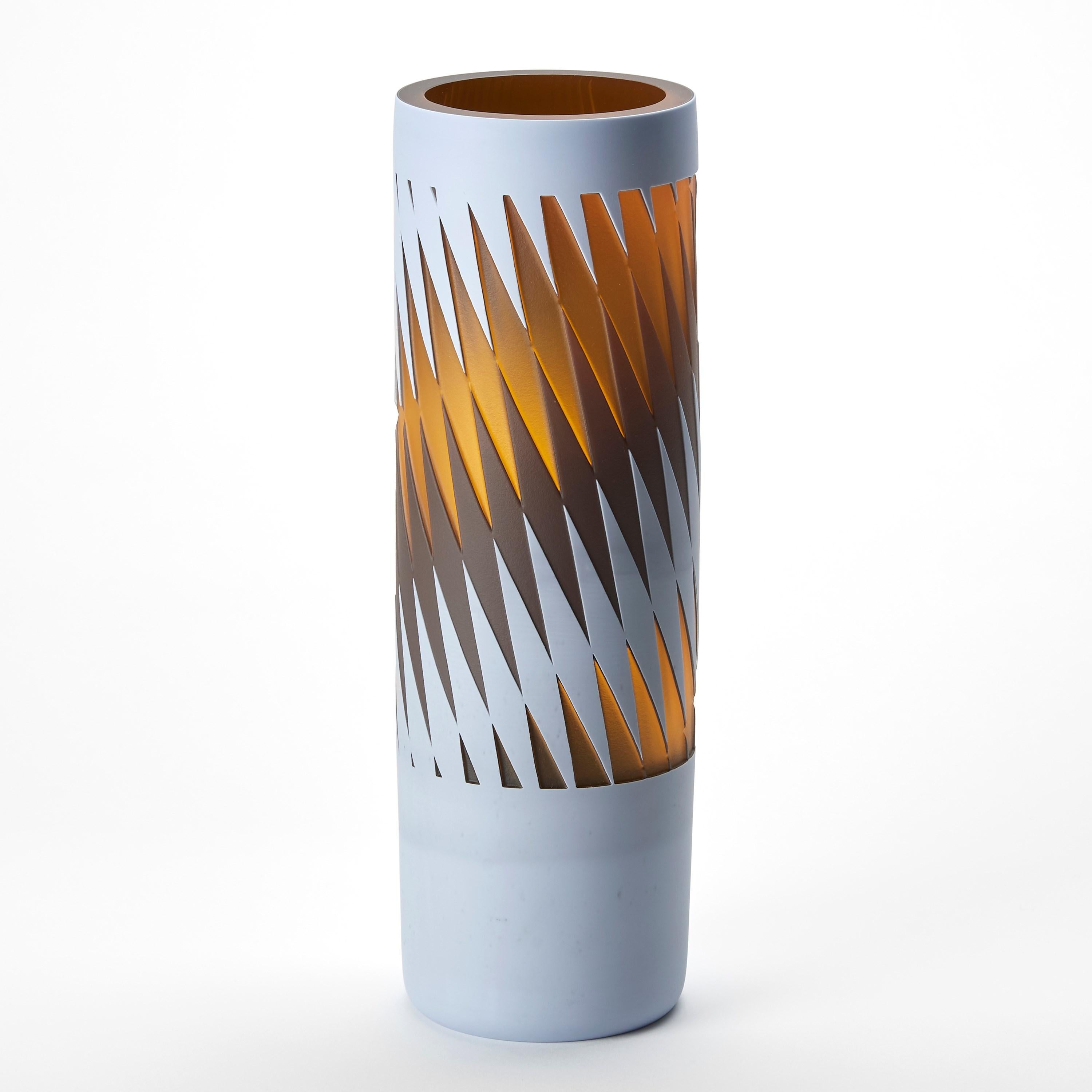 'Playing With Fire' è un vaso scultura in vetro unico nel suo genere, realizzato dall'artista britannica Sarah Wiberley. Soffiati a mano da strati di colore, i precisi disegni mostrati sono stati creati mascherando e sabbiando diverse aree, con ogni