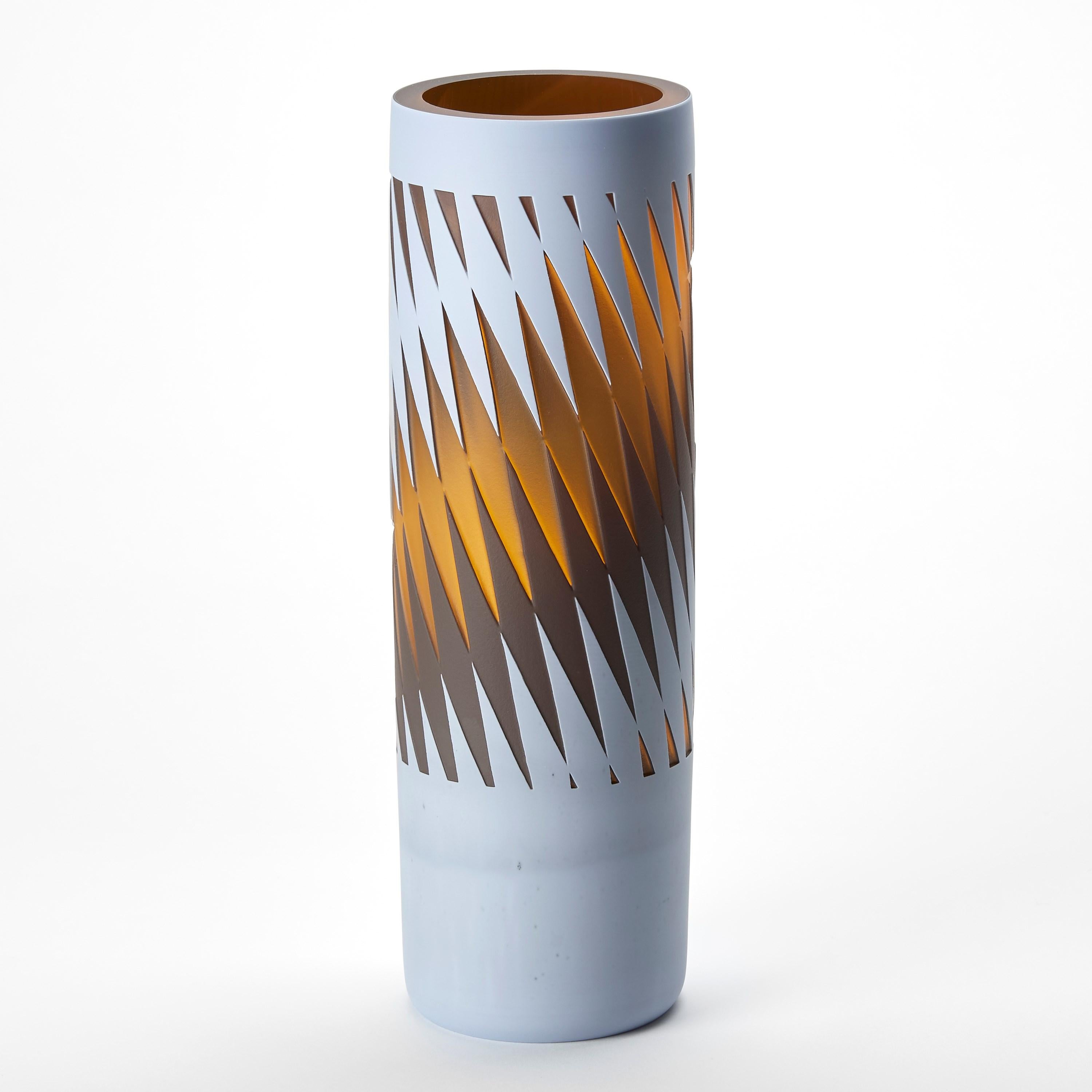 Organico moderno Playing With Fire, vaso in vetro grigio e ambra con motivi grafici di Sarah Wiberley in vendita