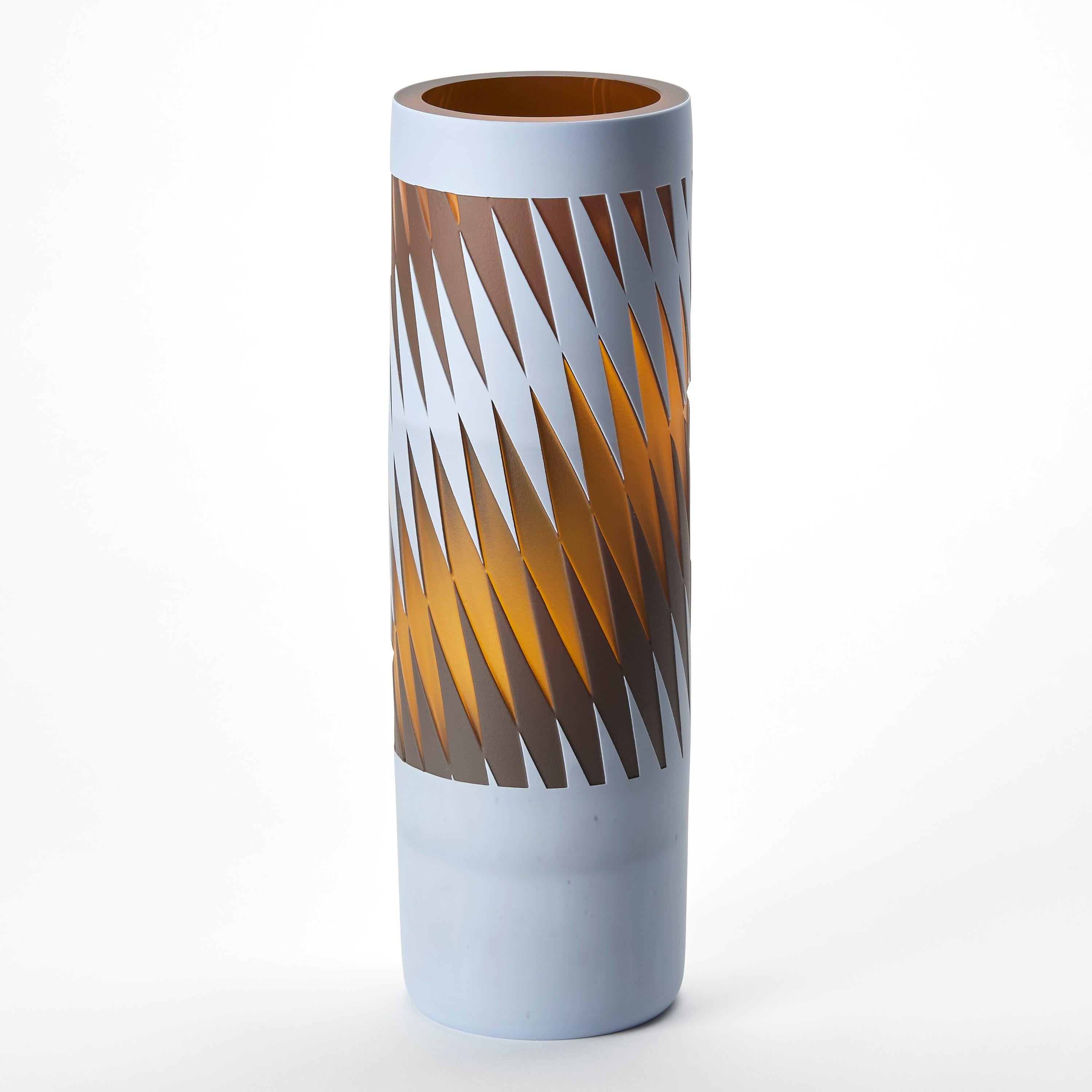Britannico Playing With Fire, vaso in vetro grigio e ambra con motivi grafici di Sarah Wiberley in vendita