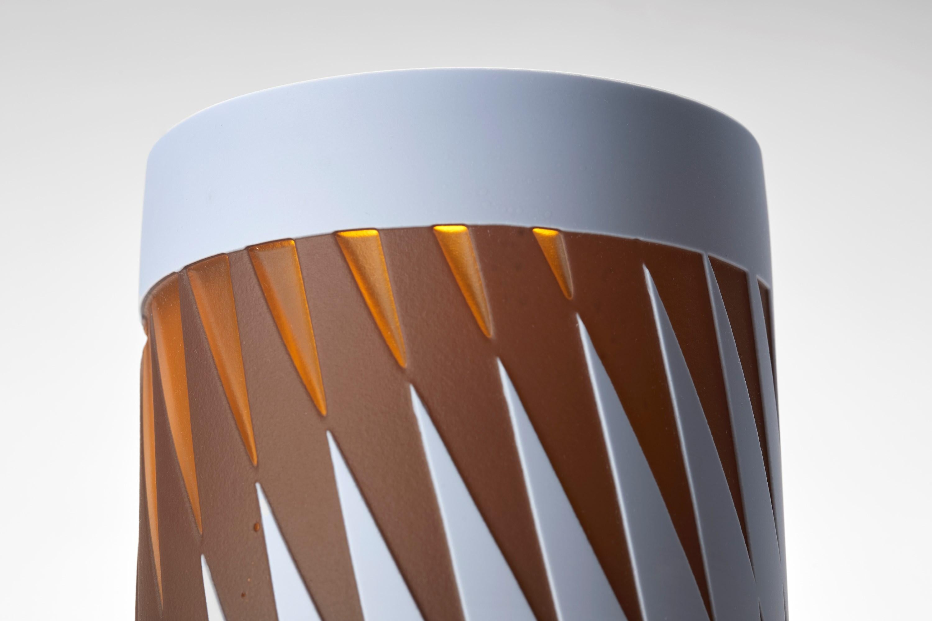 Fatto a mano Playing With Fire, vaso in vetro grigio e ambra con motivi grafici di Sarah Wiberley in vendita