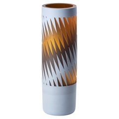 Playing With Fire, jarrón de cristal con motivos gráficos gris y ámbar de Sarah Wiberley