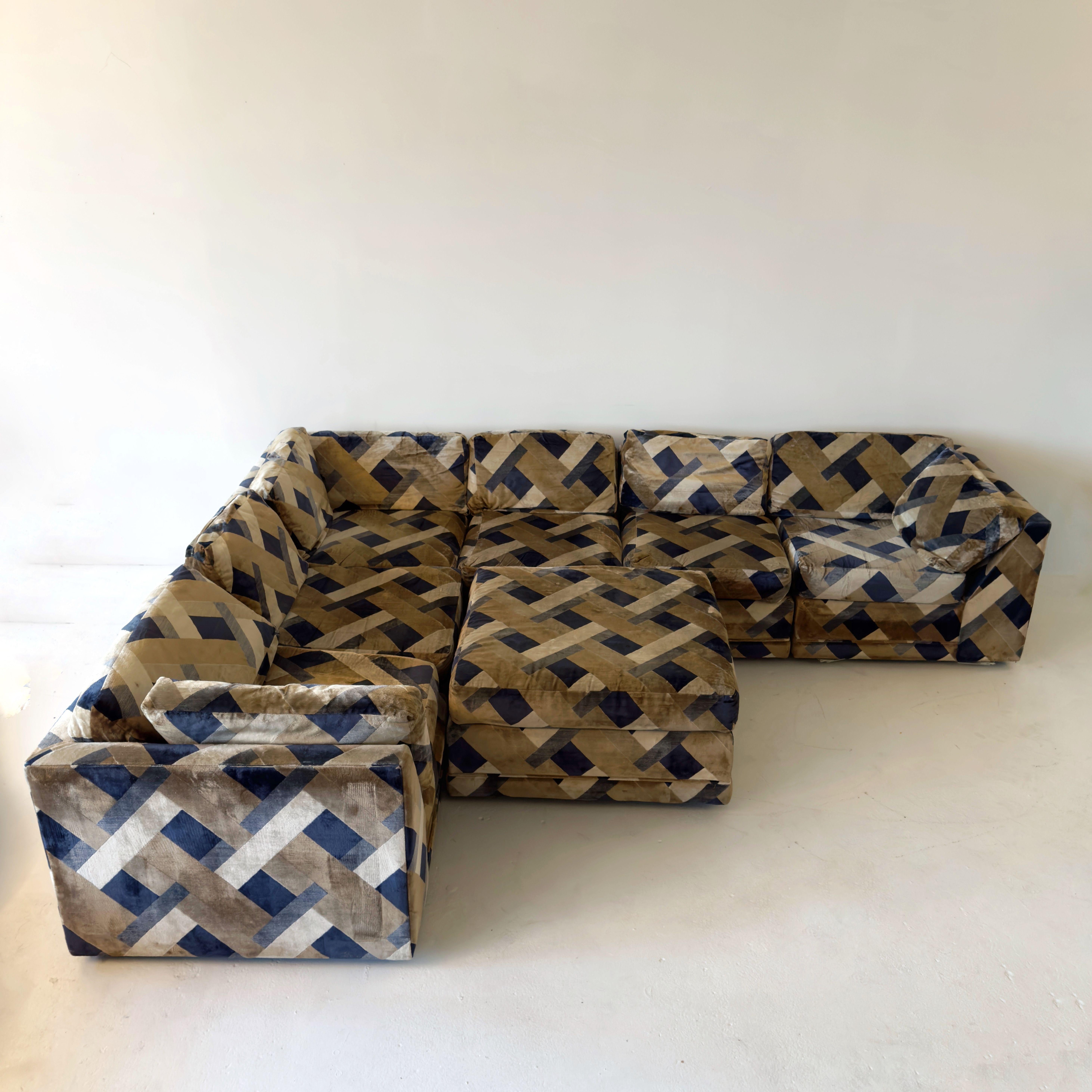 Seven piece vintage 1970s modular pit sectional. Wonderful retro velvet upholstery is a latticed pattern of tan hues with deep navy. 

as pictured in first photo: W118 D93.5 H25 SH16

3 corner pieces: L34.5 W34.5 H25 SH16
3 armless pieces: L34.5