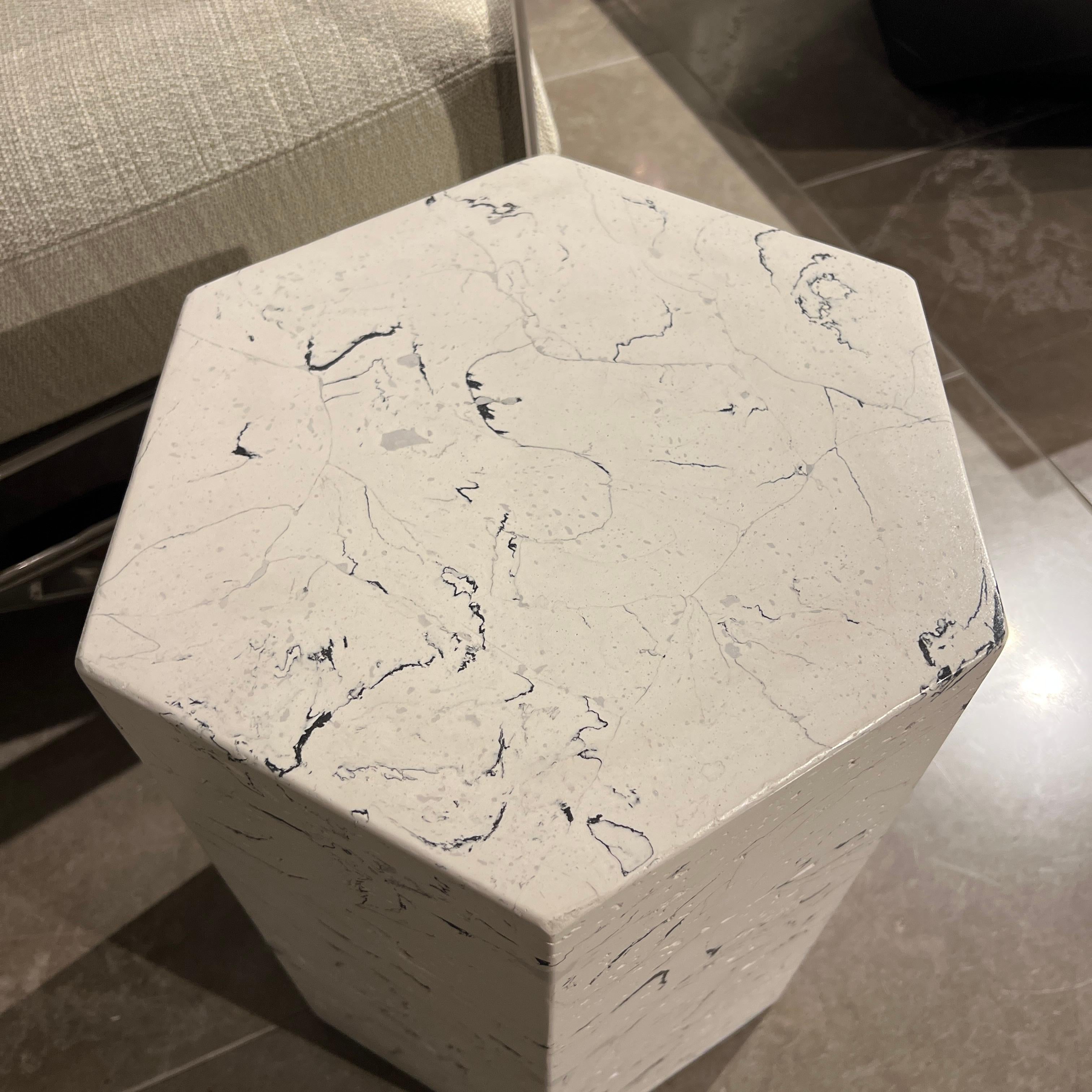 La mesa auxiliar Playtime sigue el ejemplo de su versión de cóctel, resaltando las formas geométricas redondeadas con una desenfadada sensibilidad moderna. Fabricadas a mano mediante la antigua técnica de la escayola -en la que se vierte un