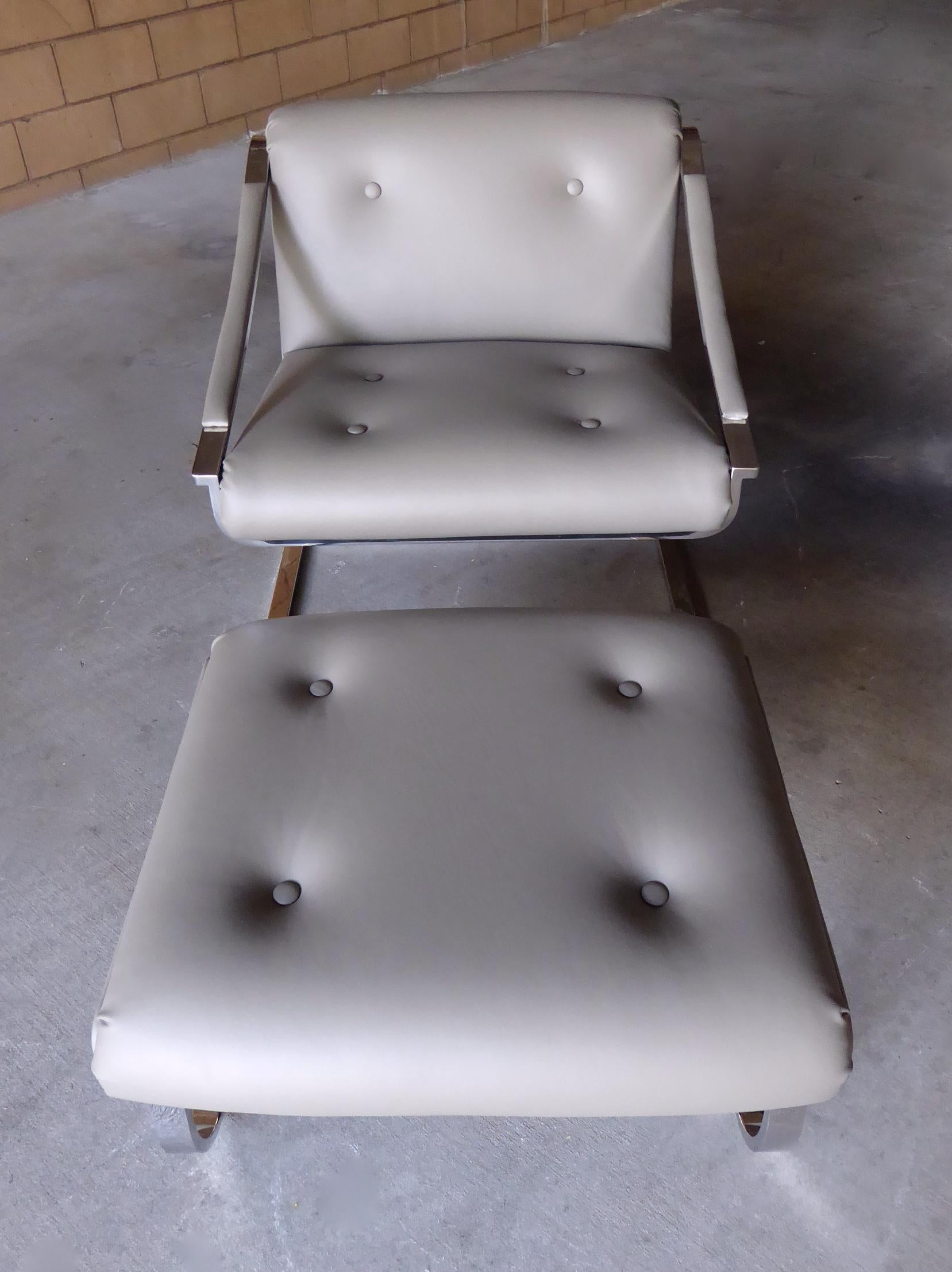 Mid-Century Modern Plaza Lounge Chair and Ottoman Made by Brueton For Sale