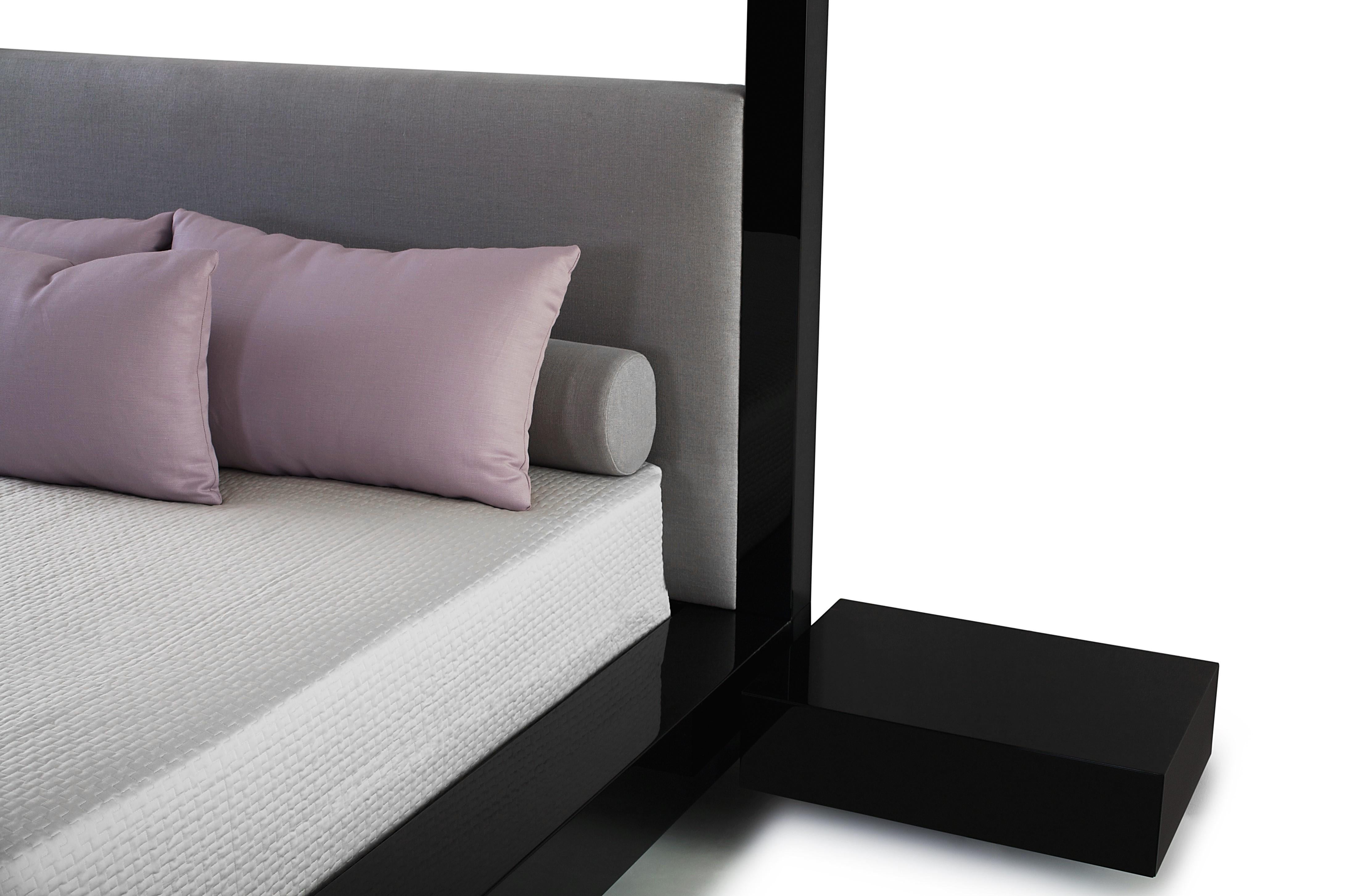 Estas elegantes mesillas de noche lacadas tienen la silueta más minimalista.  Son discretos compartimentos flotantes que combinan perfectamente con la Cama Plaza.  Cada uno lleva un forro de cajón de imitación de piel de serpiente/cocodrilo en