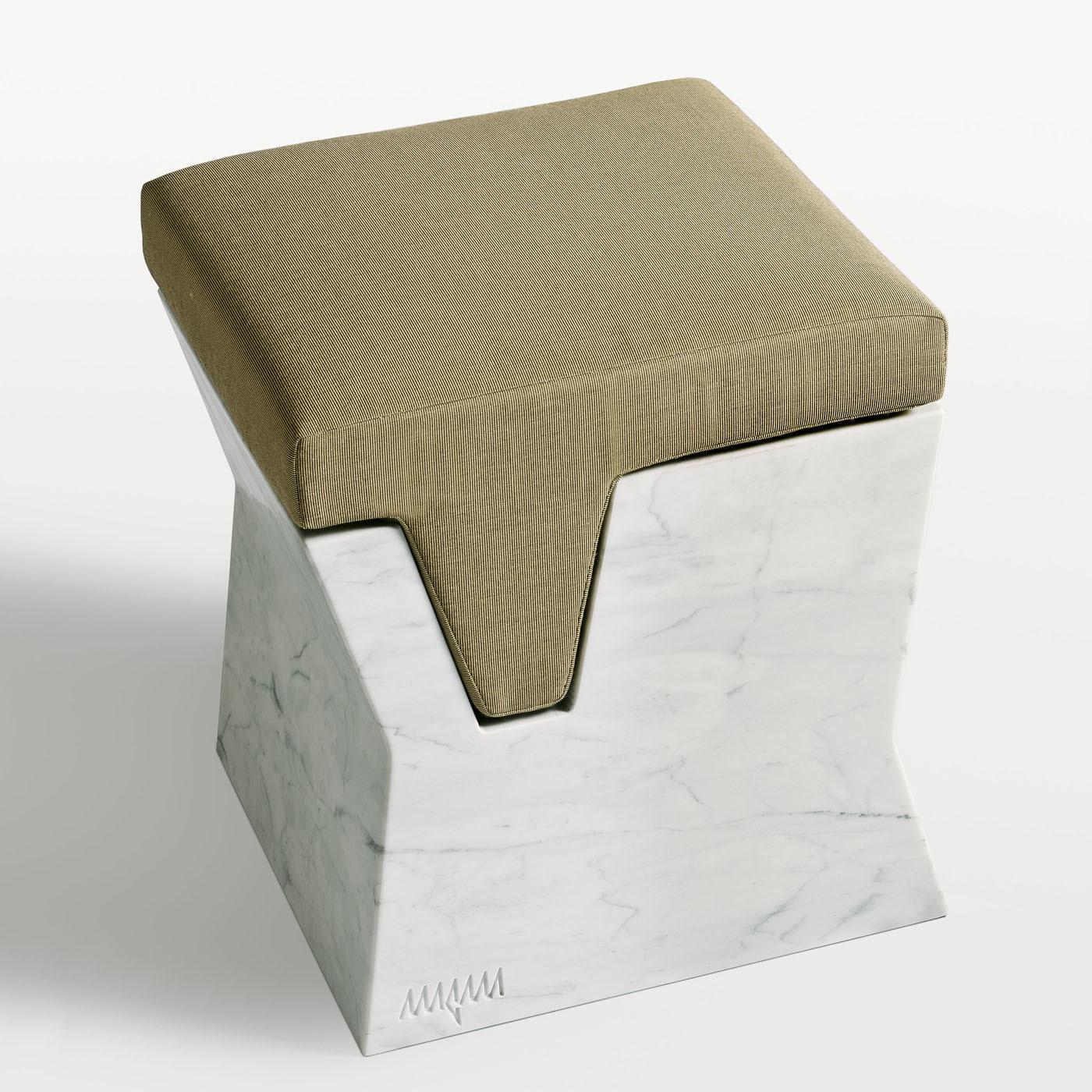 Sophisticated and modern, this striking pouf will add extra seating or a cushioned display surface to a modern living area. Its structure combines the cool and elegant touch of Carrara marble and the plush softness of fabric-upholstered padding.