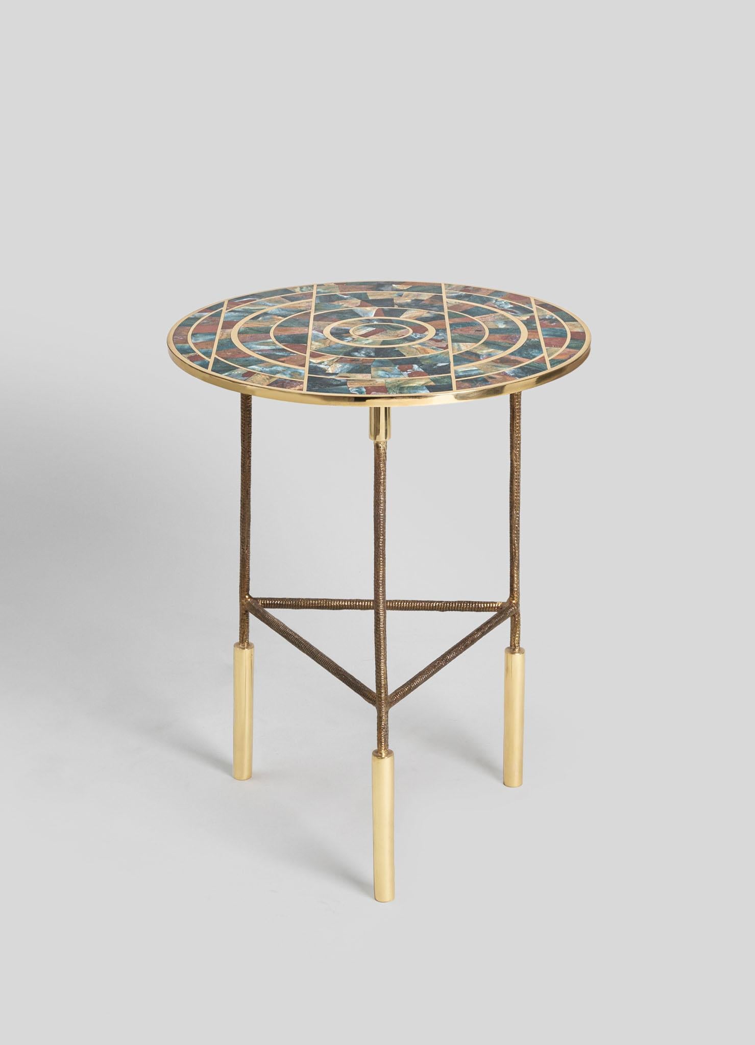 Indien Table d'appoint Plaza en laiton et pierre semi-précieuse, Viya de Vikram Goyal en vente