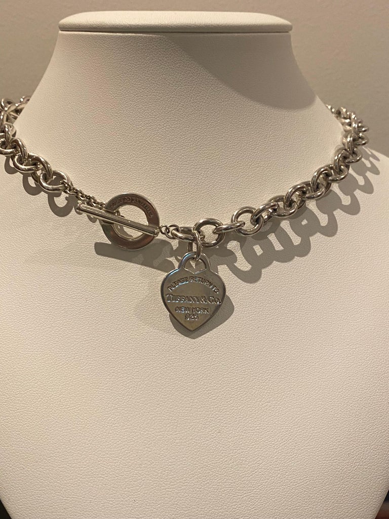 Retour à Tiffany and Co New York Collier à étiquette en forme de cœur en  argent 925 En vente sur 1stDibs