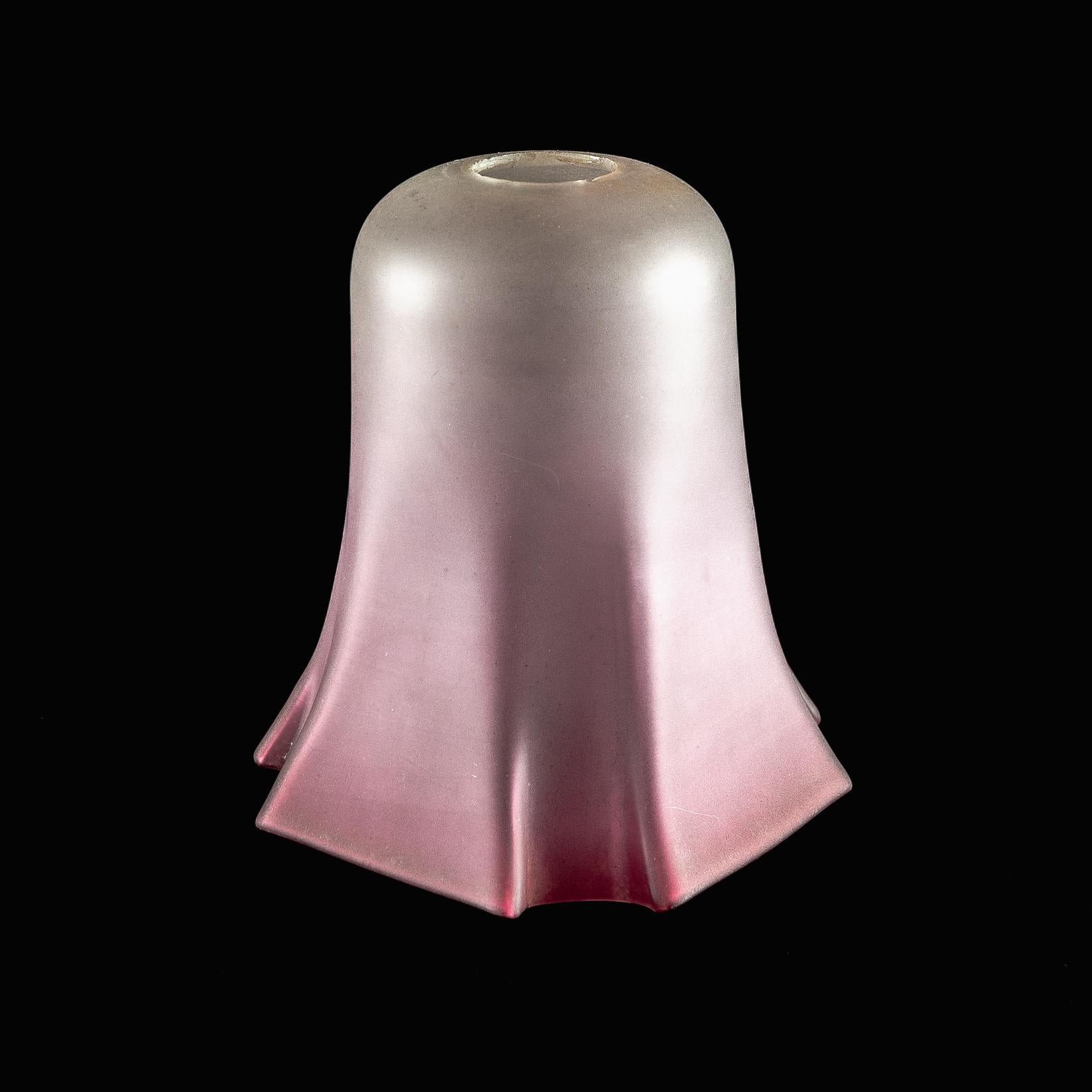 Plissierter glockenförmiger Schirm aus satiniertem Glas
Mit fließendem Design und dezentem Violett-Ton.
Durchmesser für die Galerie oder das Lampenschirmloch: 3cm/1.18
