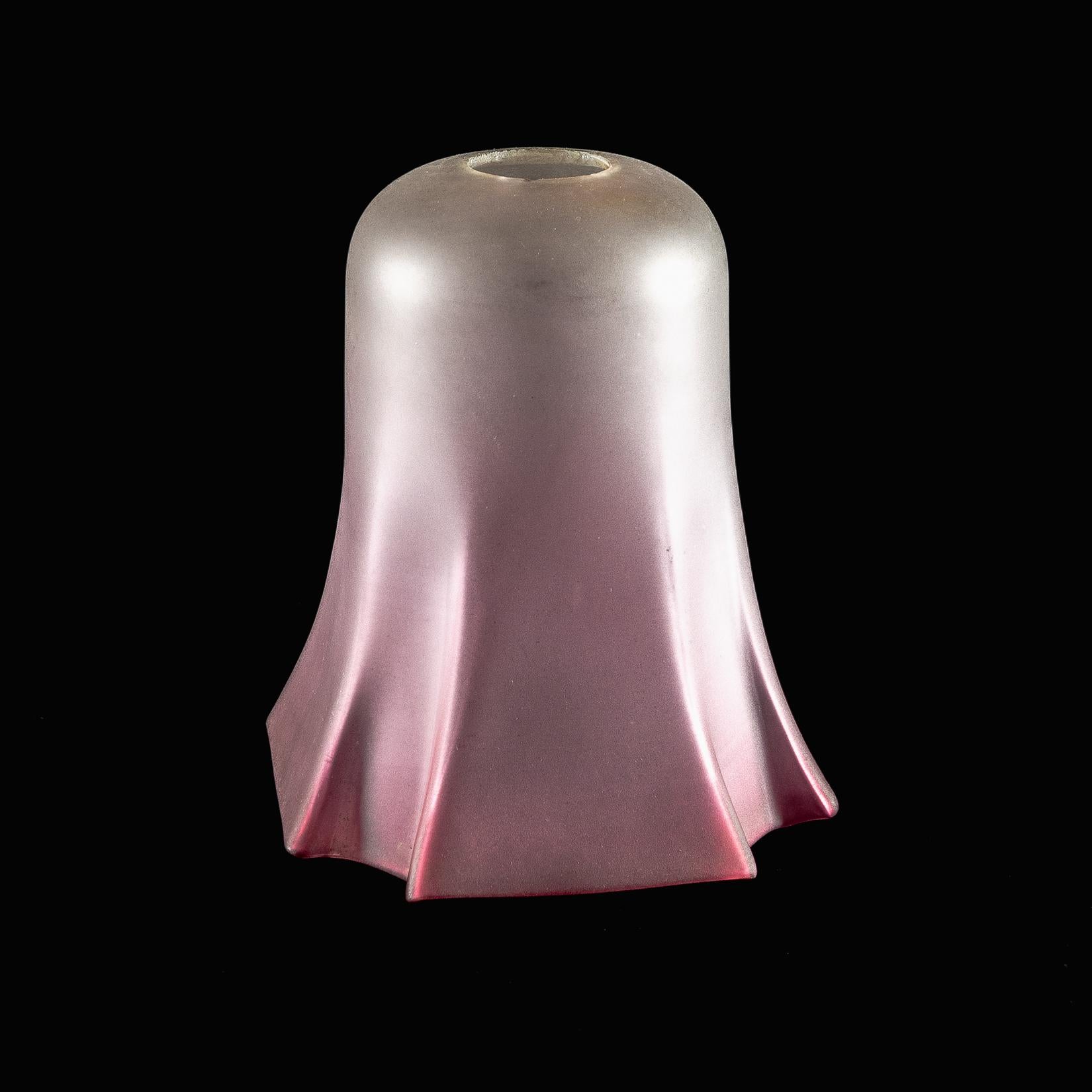 Plissierter glockenförmiger Schirm aus mattiertem Glas (Britisch) im Angebot
