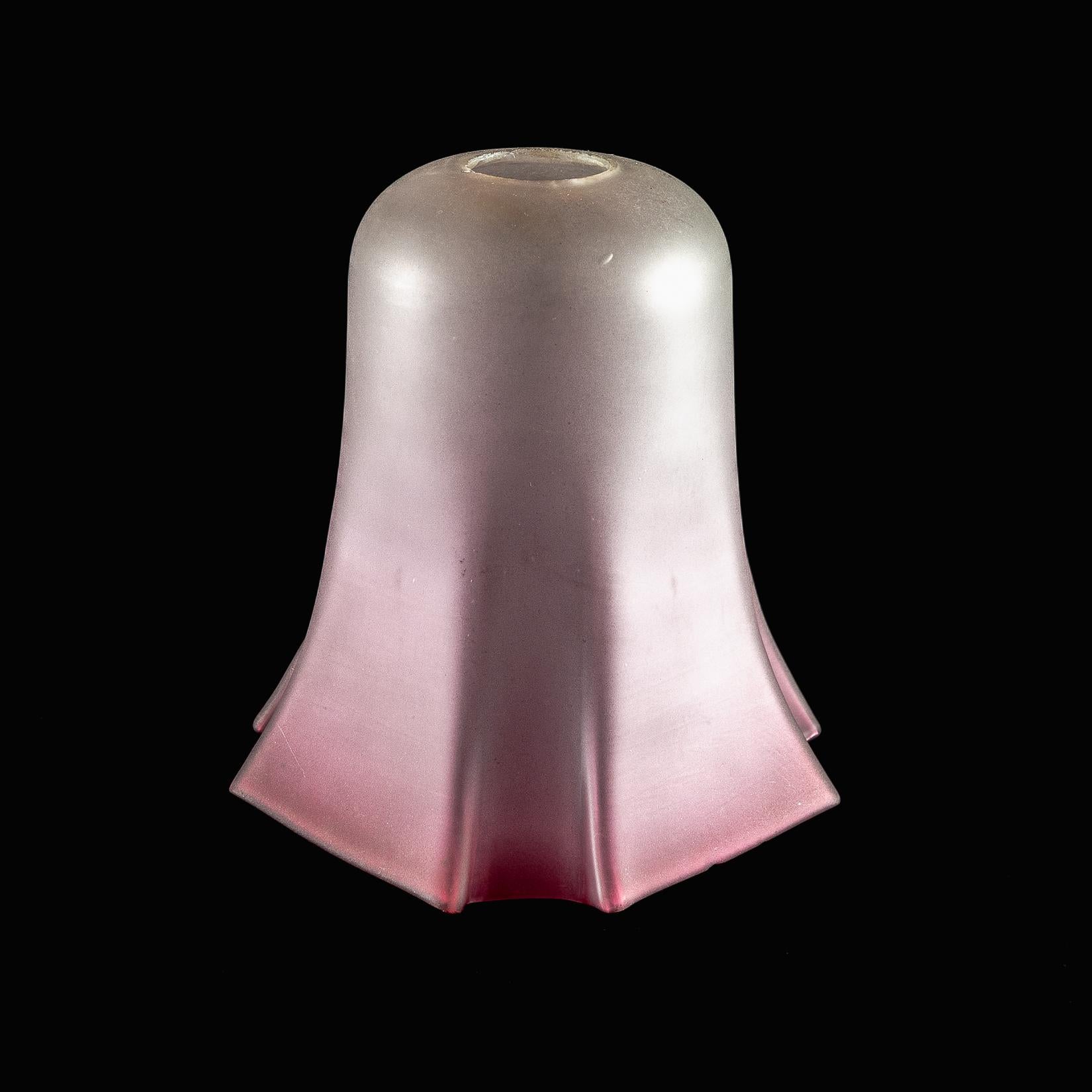 Plissierter glockenförmiger Schirm aus mattiertem Glas (Handgefertigt) im Angebot