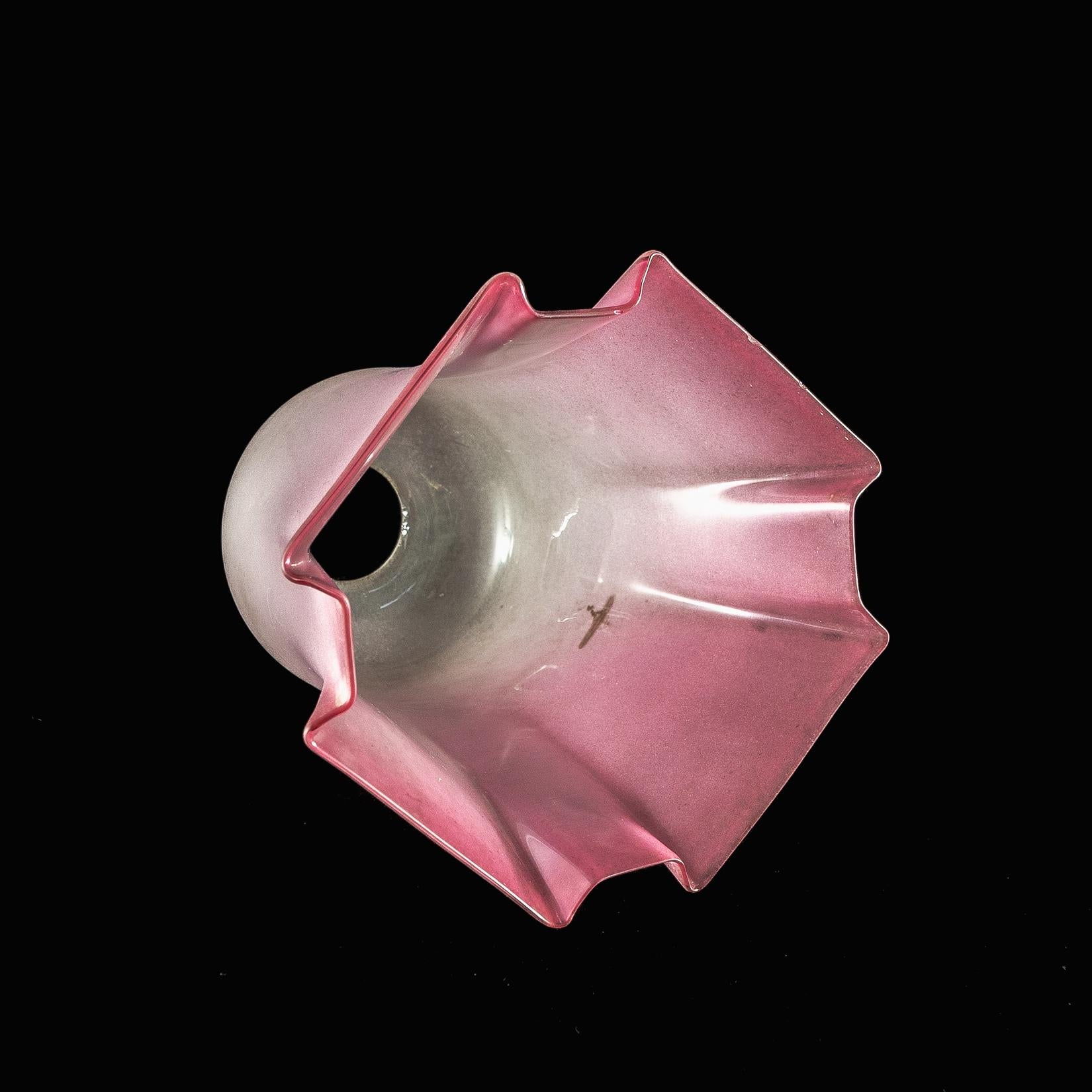 Plissierter glockenförmiger Schirm aus mattiertem Glas (20. Jahrhundert) im Angebot