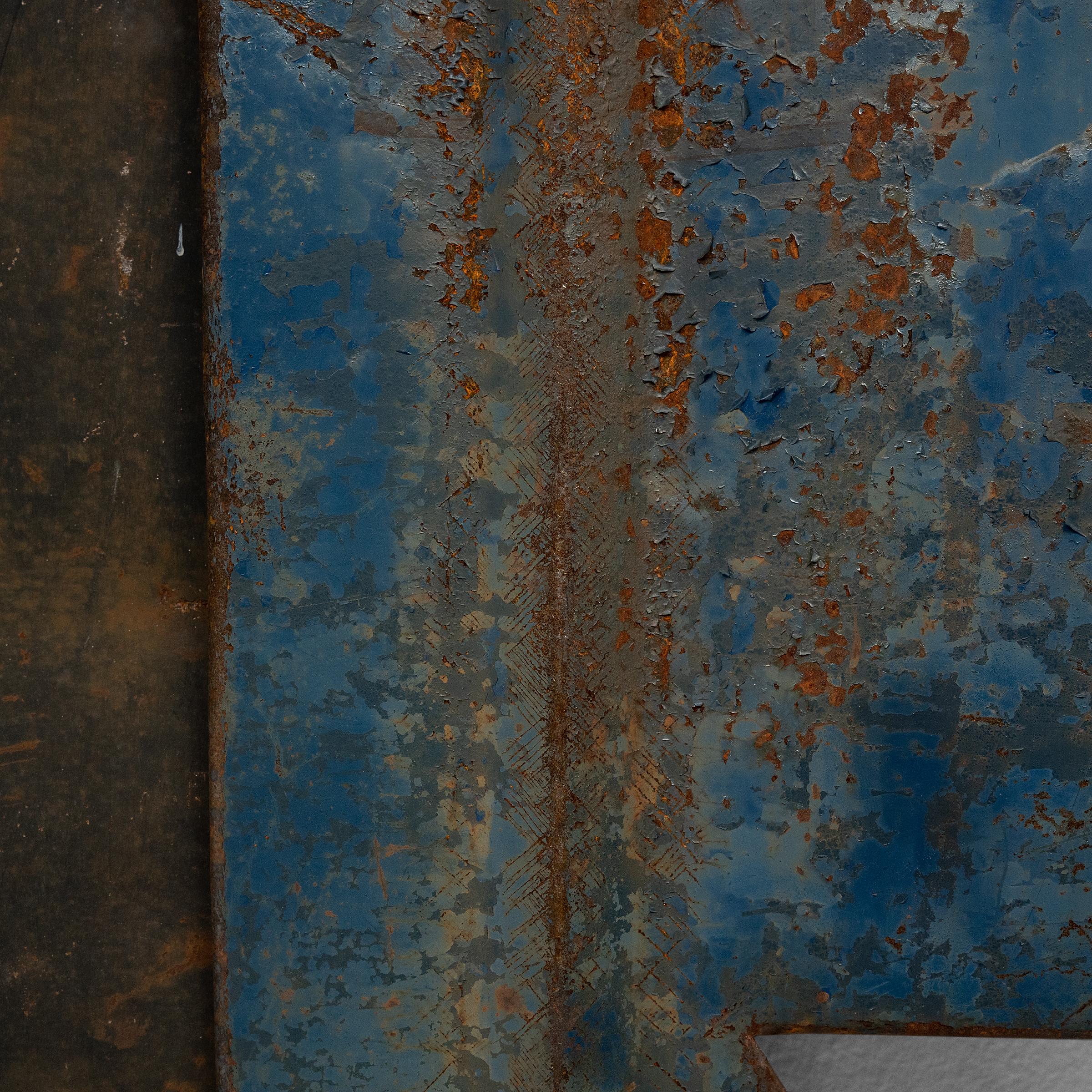 Industriel Kimono bleu plié, sculpture en acier trouvée par Gordon Chandler