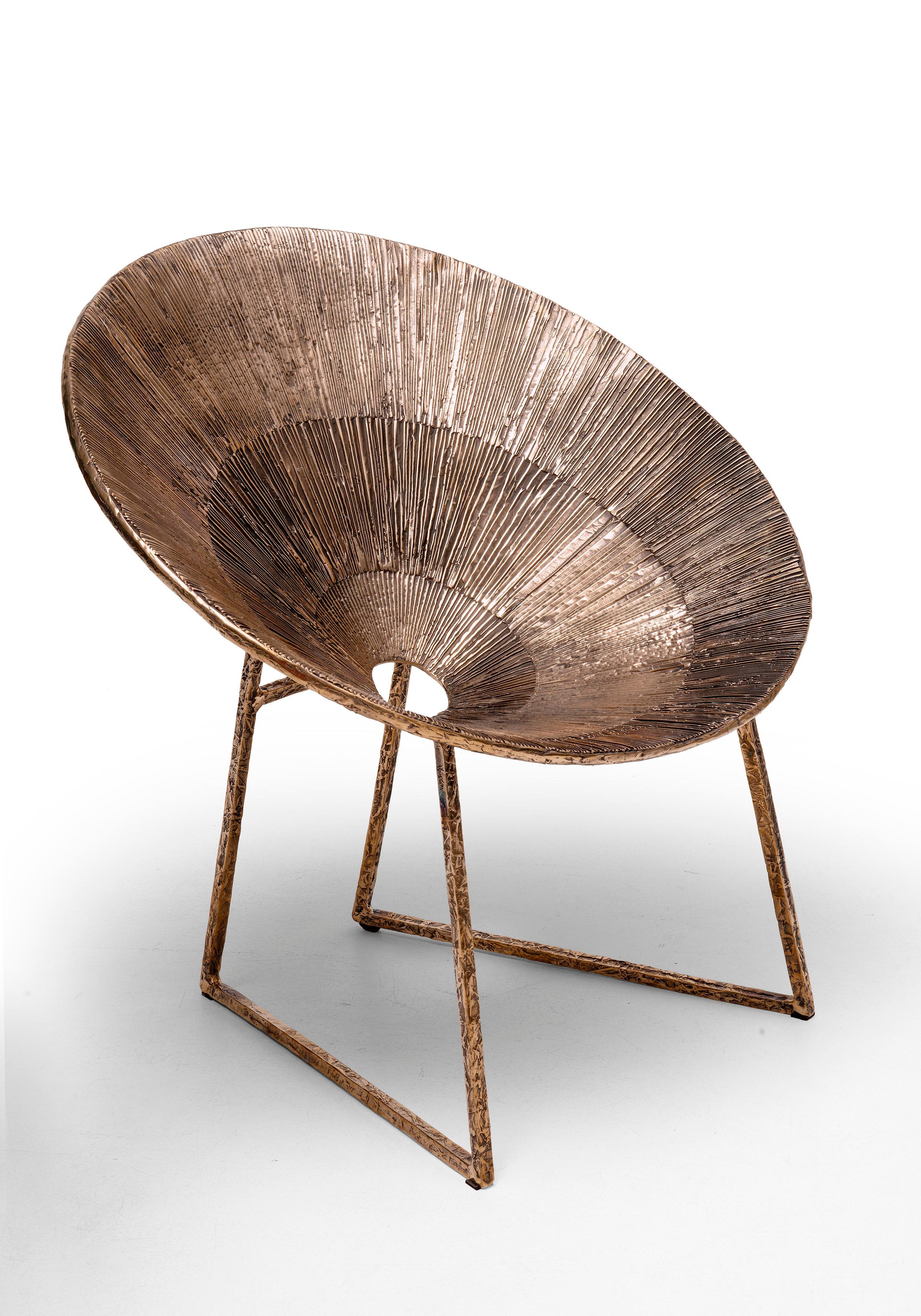 Stuhl aus plissierter Bronze (Postmoderne) im Angebot