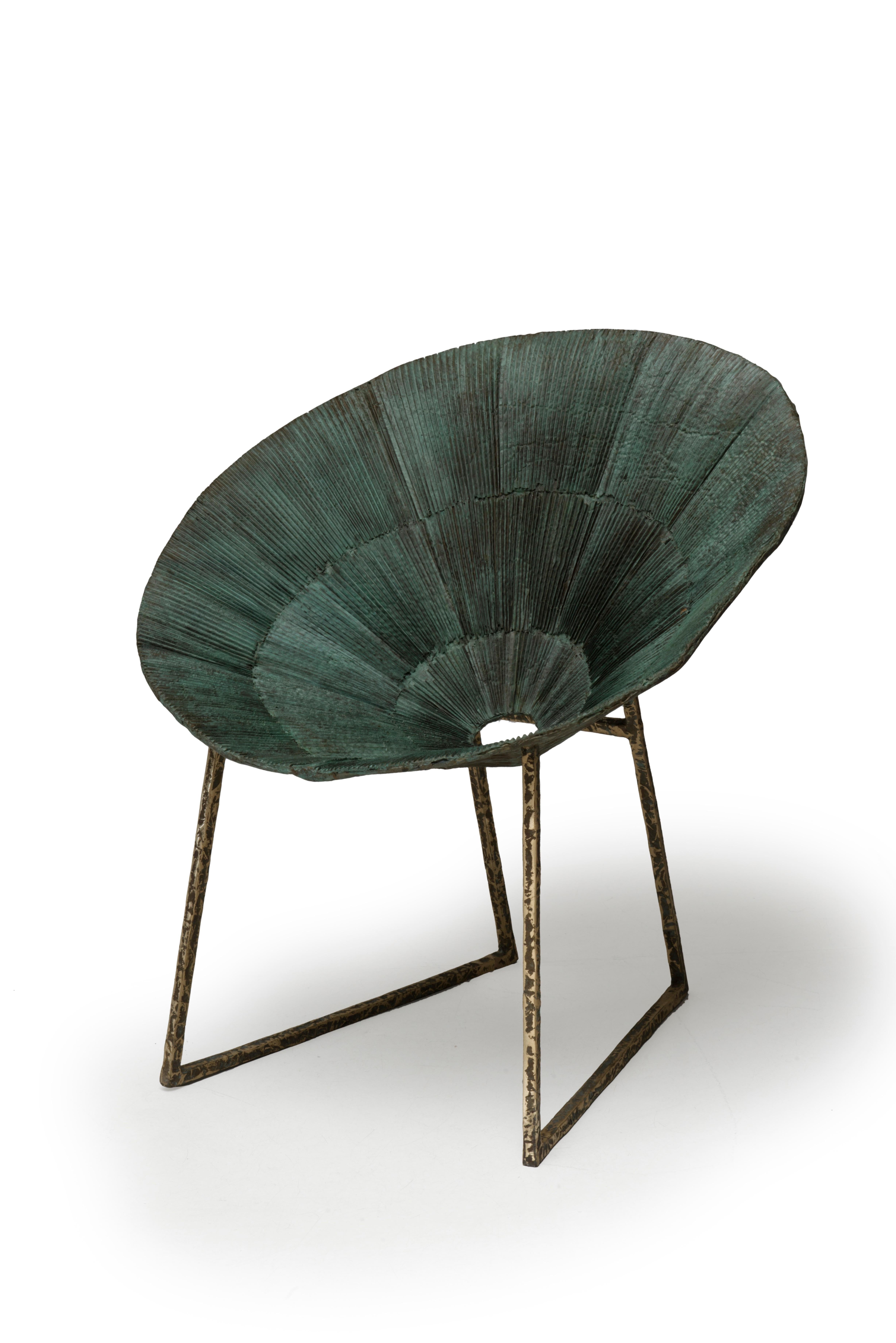 Stuhl aus plissierter Bronze (Belgisch) im Angebot