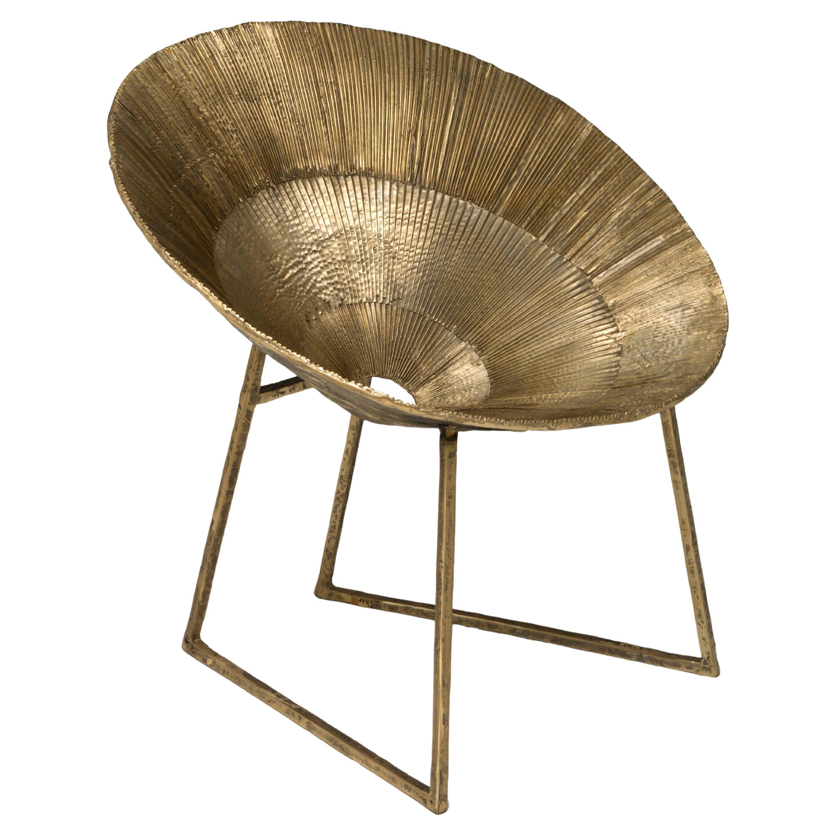 Stuhl aus plissierter Bronze im Angebot