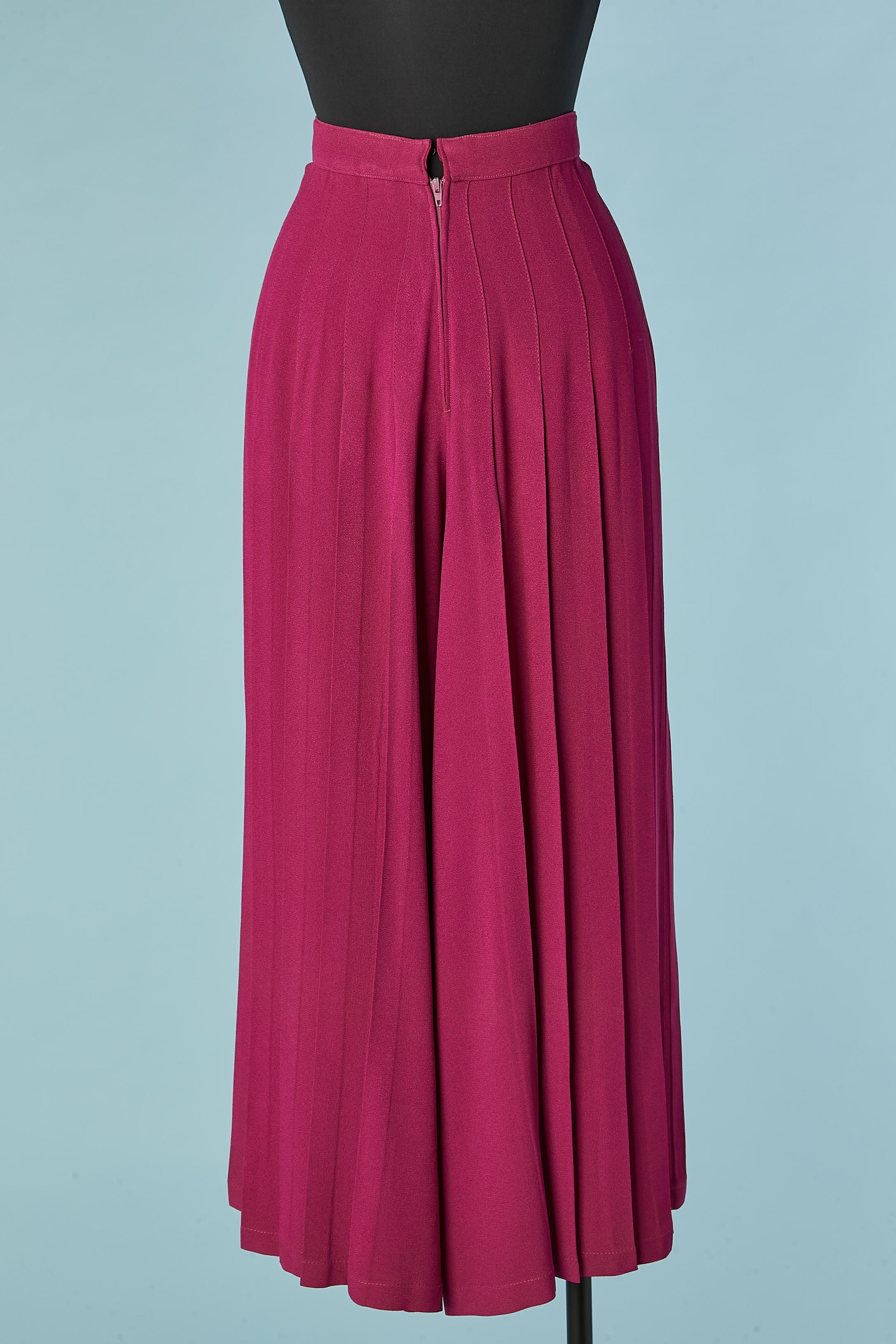 Pleated crepe fushia divided skirt  with zip and hook&eye closure in the middle front. 
Fabric composition: acetate and rayon. 
SIZE M/ L 