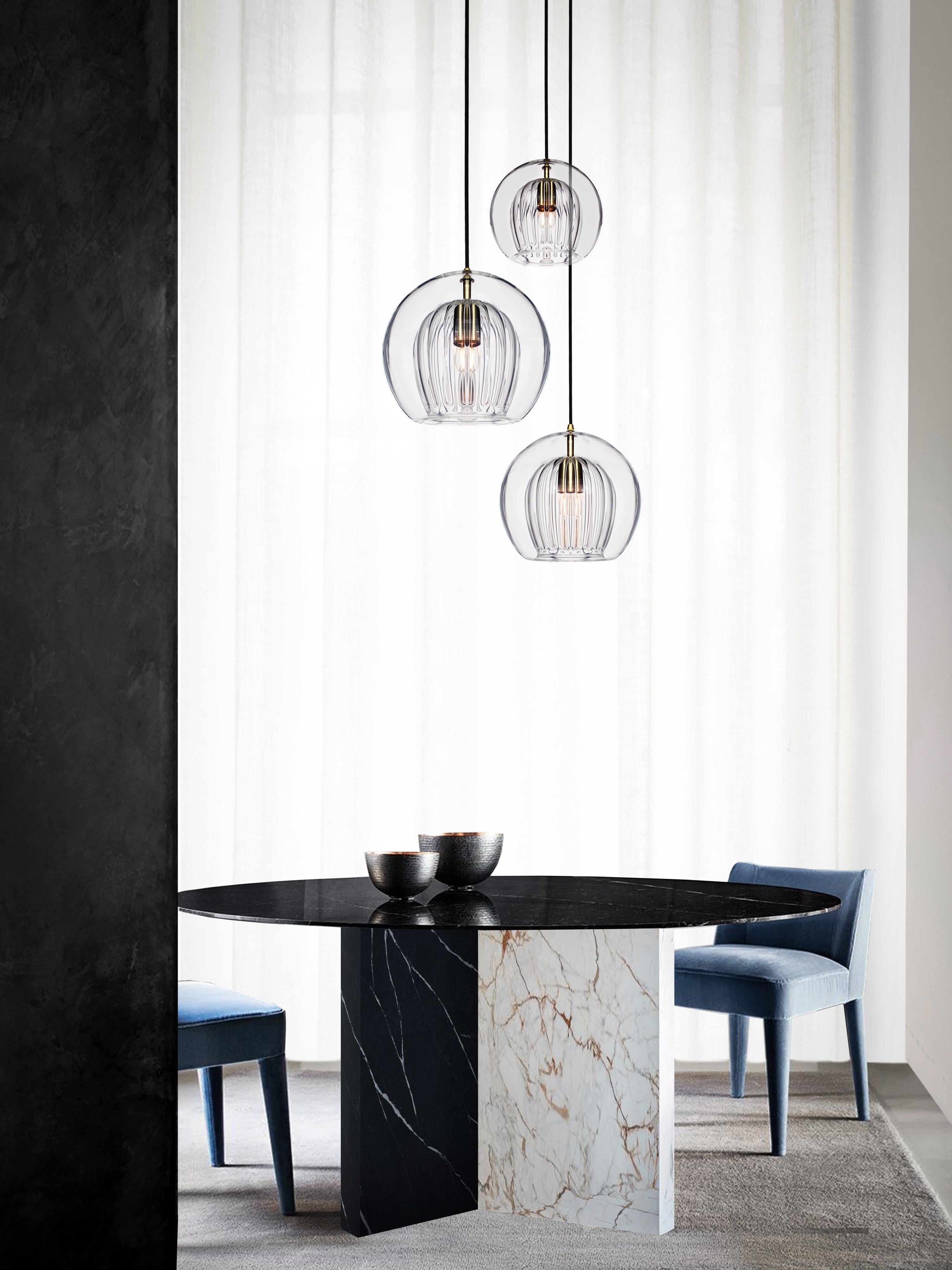 Moderne 3 pièces en cristal plié, verre côtelé transparent et laiton avec ampoule E26/27 en vente