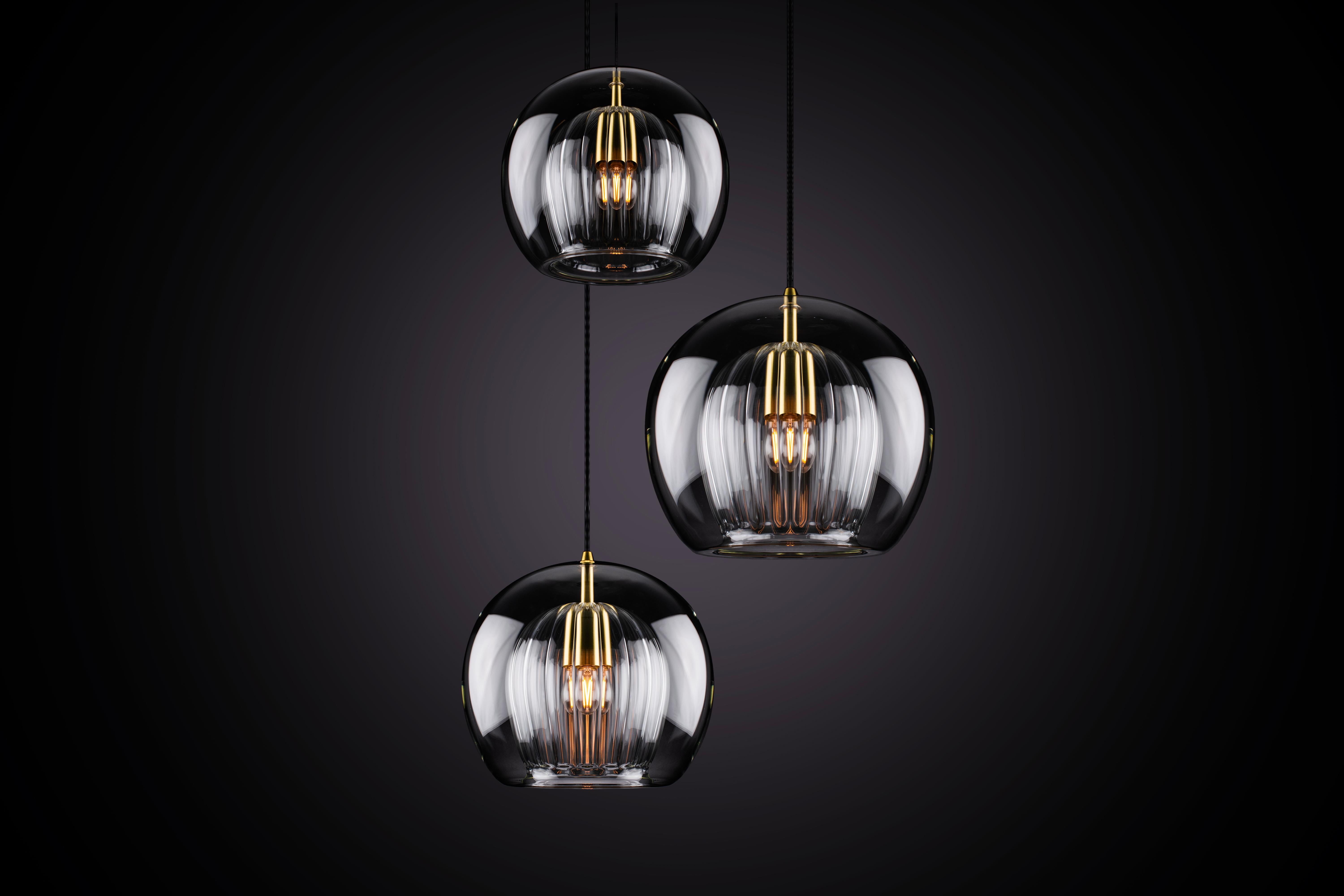 Notre première collection de luminaires comprend des suspensions de plafond, une lampe d'appoint et un lampadaire.

Fabriquée à la main en Bohemia et à Londres, cette collection s'inspire de notre amour pour le travail du verre artisanal tchèque