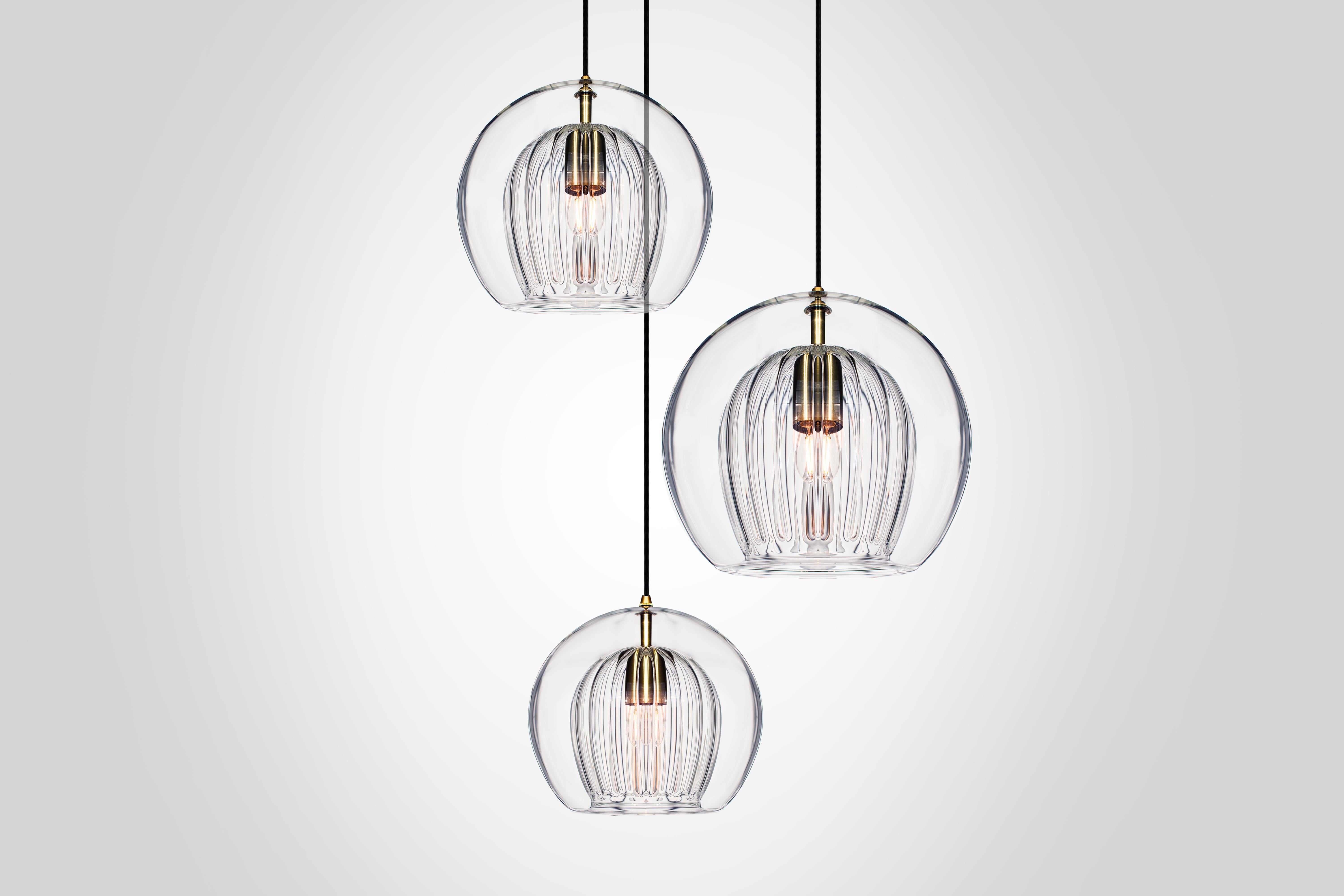 XXIe siècle et contemporain 3 pièces en cristal plié, verre côtelé transparent et laiton avec ampoule E26/27 en vente