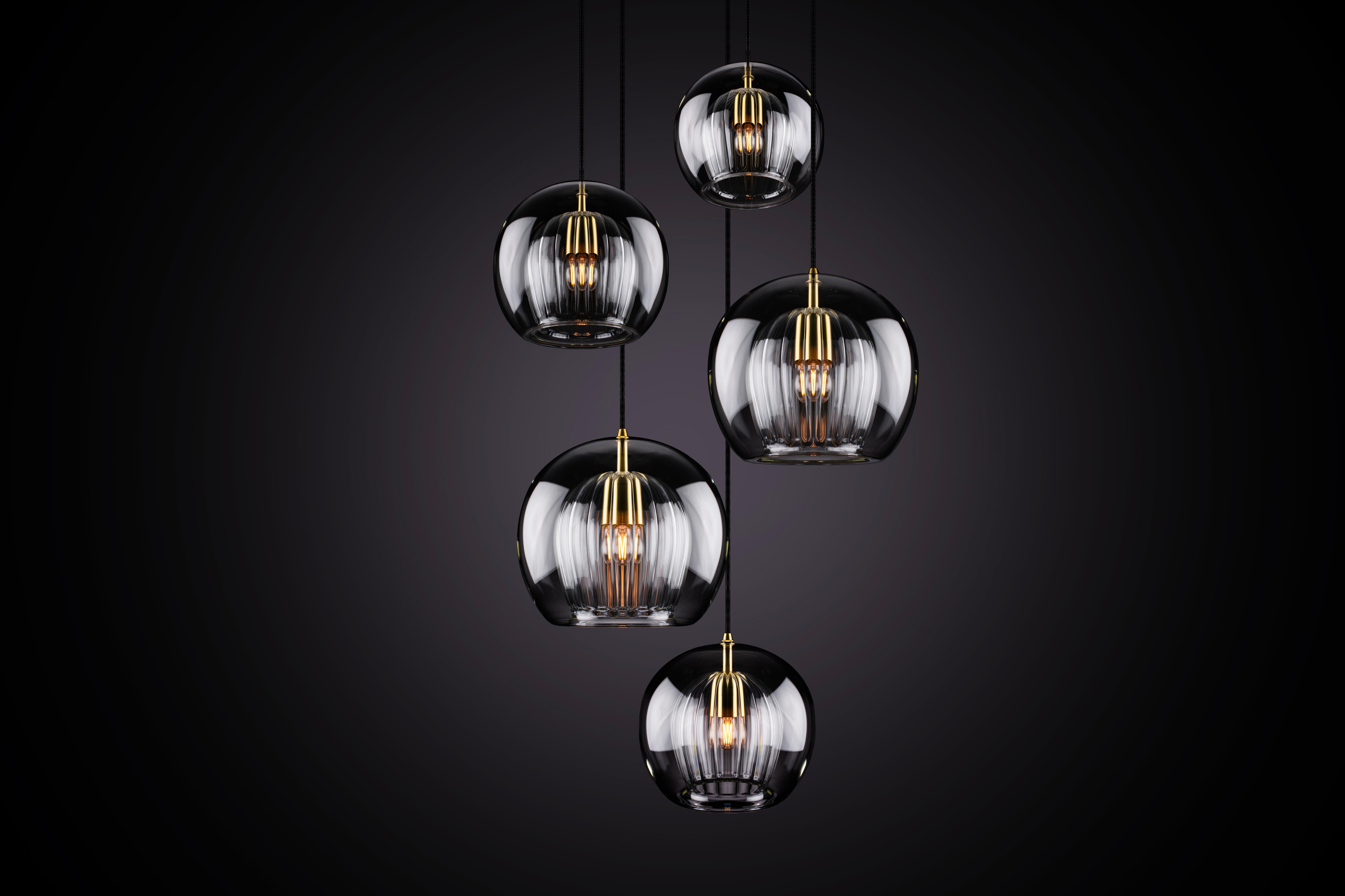 Notre première collection de luminaires comprend des suspensions de plafond, une lampe d'appoint et un lampadaire.

Fabriquée à la main en Bohemia et à Londres, cette collection s'inspire de notre amour pour le travail du verre artisanal tchèque