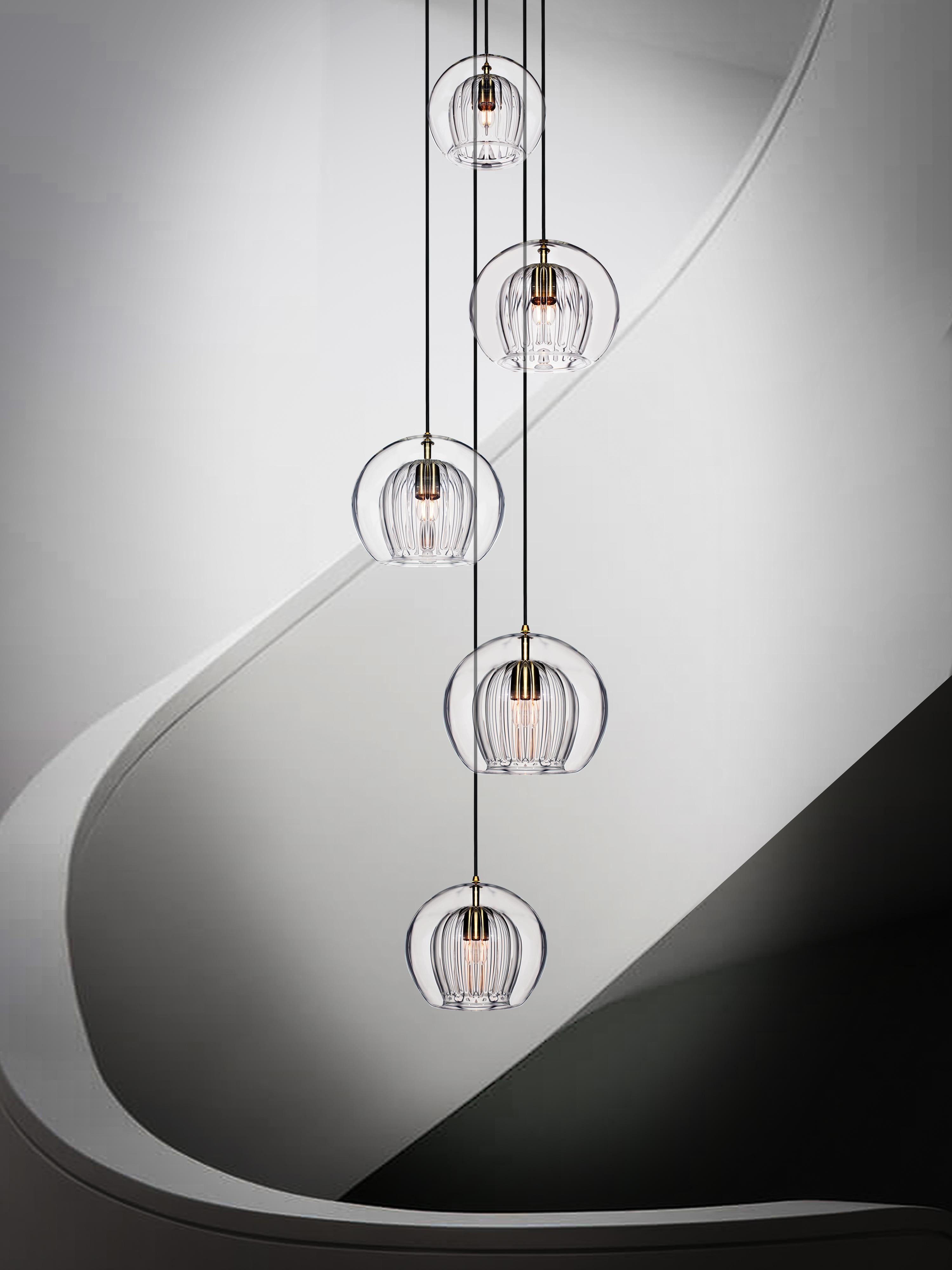 5 pièces en cristal plié, verre côtelé transparent et laiton avec ampoule E26/27 Neuf - En vente à London, GB